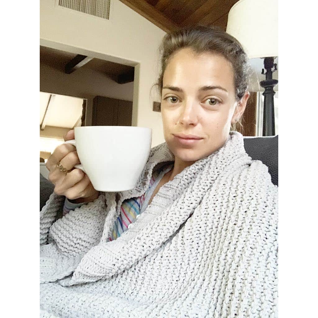 メリッサ・ビショップのインスタグラム：「Ok parents. 3hr time change seems to be kicking our ass’. 4:30am MT wake up, calls for very large coffee(s). But seriously, help... what works for you guys? What’s smoothest way to transition a baby? I can’t drink anymore coffee ☕️ #sleep #timechange #babies #sleepfighter #girlmom #coffee #bigcoffee #iwillnap #yabish」