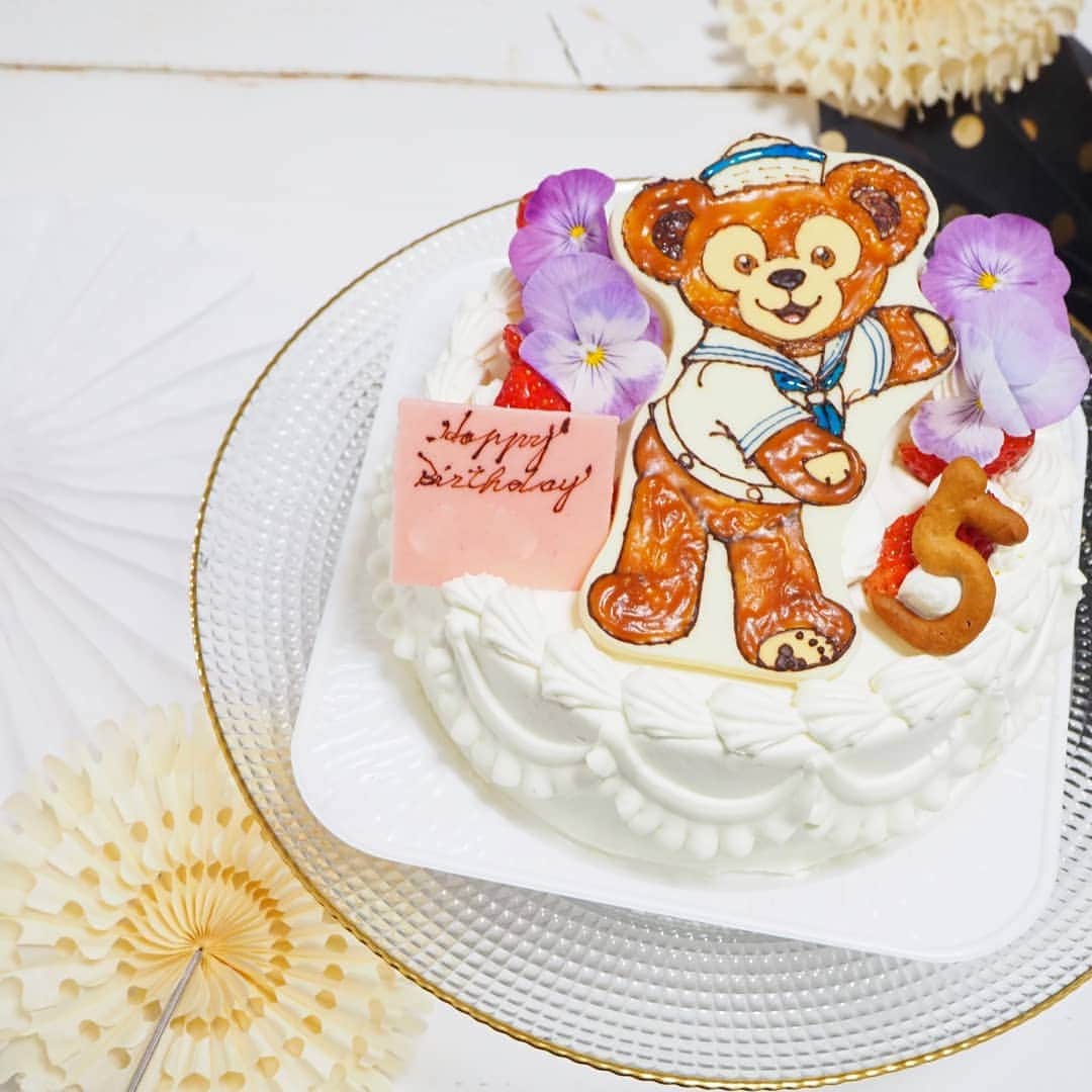Kuboi Ayumiさんのインスタグラム写真 - (Kuboi AyumiInstagram)「Happy Birthday☆ 先日、長女の5歳のお誕生日でした。  早生まれなので、来年はもう小学生。 ランドセルを選んでいるなんて、早いなぁ。  ケーキはよく買いに行くケーキ屋さんでオーダーしました。 昨年は #アナと雪の女王 デザインだったのですが 今年は娘の希望によりダッフィーにしました。  来年からは生活スタイルも変わりそうなので 今から準備しないと。 たくさんのことを経験させてあげたいな。  #誕生日 #女の子ママ #cake #Birthdaycake #親バカ部 #記念日 #Disney #ダッフィー　#duffy #ディズニー #ディズニーシー #東京ディズニーシー #tokyodisneysea #tokyodisneyresort #ディズニー好きな人と繋がりたい」4月6日 22時57分 - himekagami