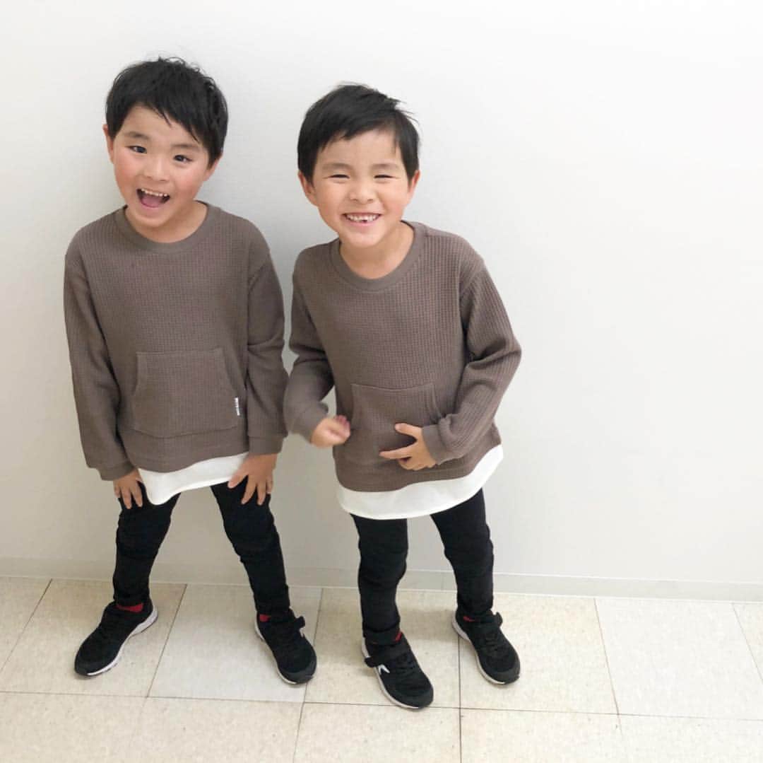 ᴋᴀɴᴀᴋöさんのインスタグラム写真 - (ᴋᴀɴᴀᴋöInstagram)「New hair 💇🏻‍♂️💇🏻‍♂️ 小学生になるので、前髪ぱっつんを  卒業してみました🌸 * なんだか ぐーんと お兄さんに 見える😭🙏💕 そして、リオは散髪中に 2本目の乳歯が抜けました笑😻🦷✨ * #美容院デビュー#6歳#もうすぐ一年生」4月6日 22時58分 - kanakokko_34_