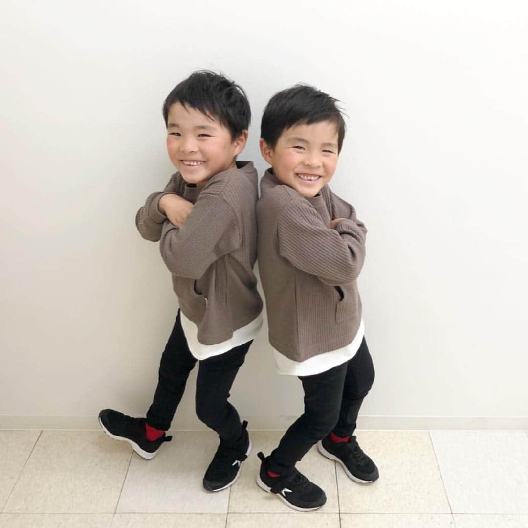 ᴋᴀɴᴀᴋöさんのインスタグラム写真 - (ᴋᴀɴᴀᴋöInstagram)「New hair 💇🏻‍♂️💇🏻‍♂️ 小学生になるので、前髪ぱっつんを  卒業してみました🌸 * なんだか ぐーんと お兄さんに 見える😭🙏💕 そして、リオは散髪中に 2本目の乳歯が抜けました笑😻🦷✨ * #美容院デビュー#6歳#もうすぐ一年生」4月6日 22時58分 - kanakokko_34_