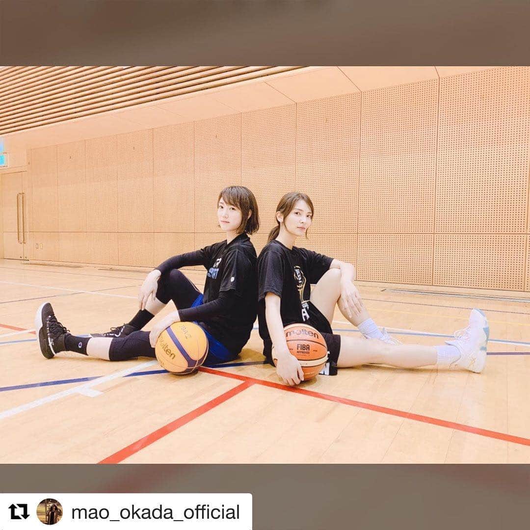 秋元才加さんのインスタグラム写真 - (秋元才加Instagram)「#Repost @mao_okada_official with @get_repost ・・・ . . . 😂🏀 . . . #basketball #bs11 #bs11bab #マイナビbeabooster! #MC #秋元才加 #リポーター #岡田麻央 #同い年仲間 #ディレクターさん指示ポーズ #笑 #またやろうね⛹️‍♀️ #3x3 #バスケ女子  ありがとう、まおちゃん🏀☺️ ありがとうS藤さん😂」4月6日 22時59分 - areasayaka