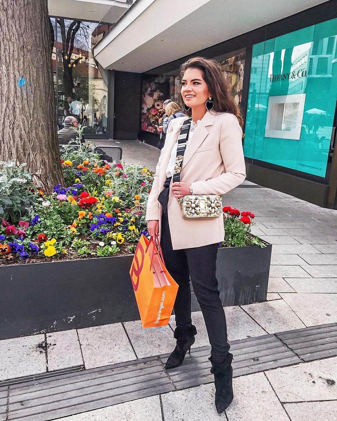 Anniさんのインスタグラム写真 - (AnniInstagram)「Shopping is my cardio ....🙋🏻‍♀️👠👗// Anzeige: heute findet ihr mich bei @breuninger Stuttgart ❤️ denn dort findet unter dem Motto Food trifft Fashion ein kulinarisches Event der Extraklasse statt✨. Von Food Trucks im Dorotheen Quartier, einem  Pasta Pop Up Store, über diverse Fashion Shows, Live-Musik, Sektbars uvm. ist für jeden etwas dabei .... Wir sehen uns im Breuni ❤️☀️✨💋 ——————————————————————————— • • • • •  #breuninger #breuningerfriends #fashionxfood #breuningerbeautiful #stuttgart #blogger_de #outfit #fashion #fashionblogger  #fashionblogger_de #foodie #blogger #inspiration #foodlover」4月6日 22時59分 - annaleacosta