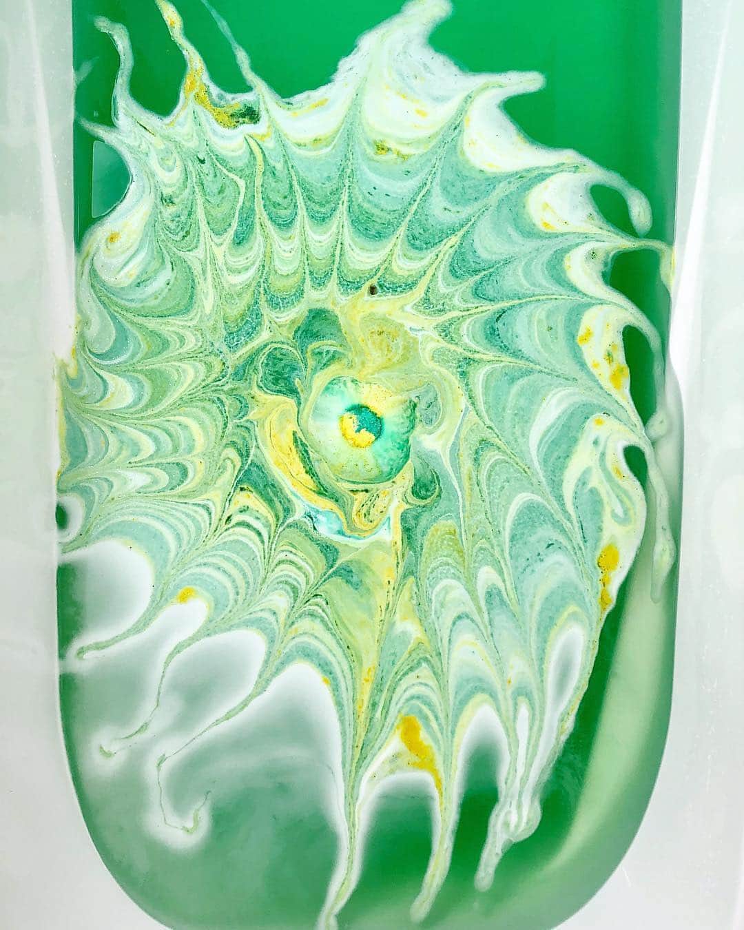 LUSH Cosmeticsさんのインスタグラム写真 - (LUSH CosmeticsInstagram)「Mermaid baths are real and Melusine Bath Bomb lets you live your aquatic fantasies. This fizzy wonder shares Avocado Co-Wash's scent and softens skin with carrageenan extract and olibanum oil - no scales here. 🧜‍♀️🧜‍♂️🧜‍♀️/ 📸: @latheringlush #WeTheBathers」4月6日 23時00分 - lushcosmetics