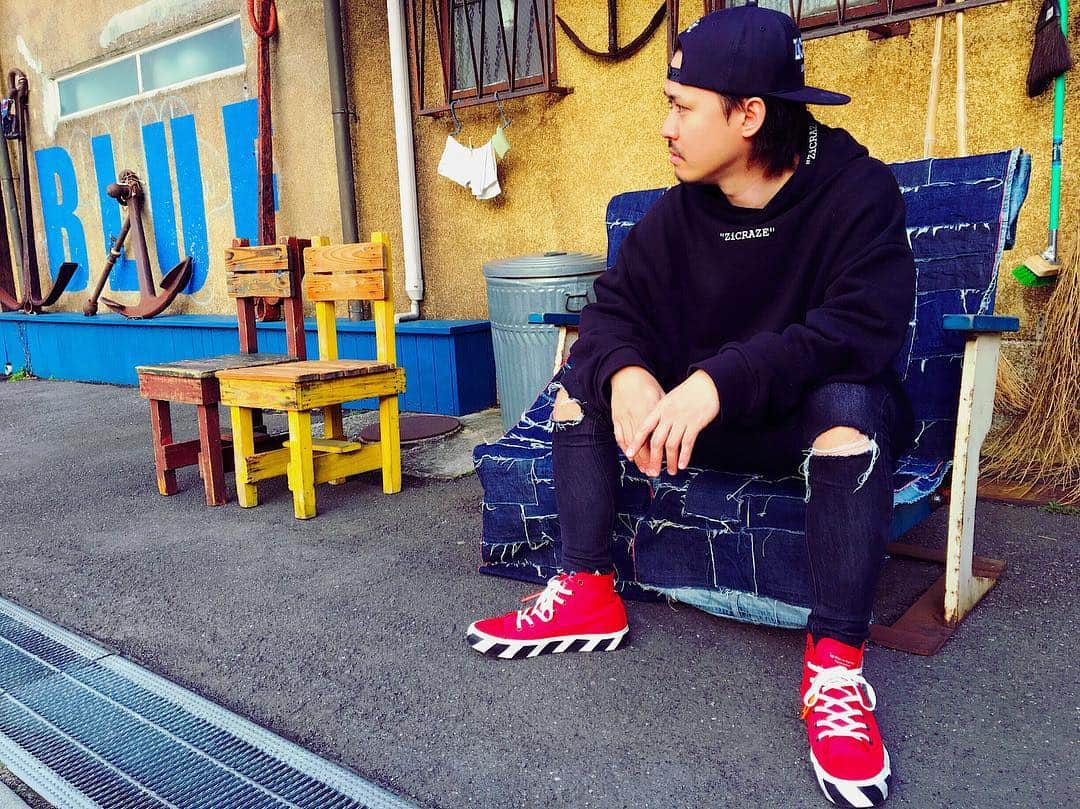 のインスタグラム：「. ⚓️YOKOHAMA⚓️ . #隣のイスに双子の子供を座らせたい👶👶 #きっとかわいいだろうな . @zicraze_official @off____white  #zicraze #offwhite #fashion #yokohama #横浜 #赤レンガ #赤レンガ倉庫」