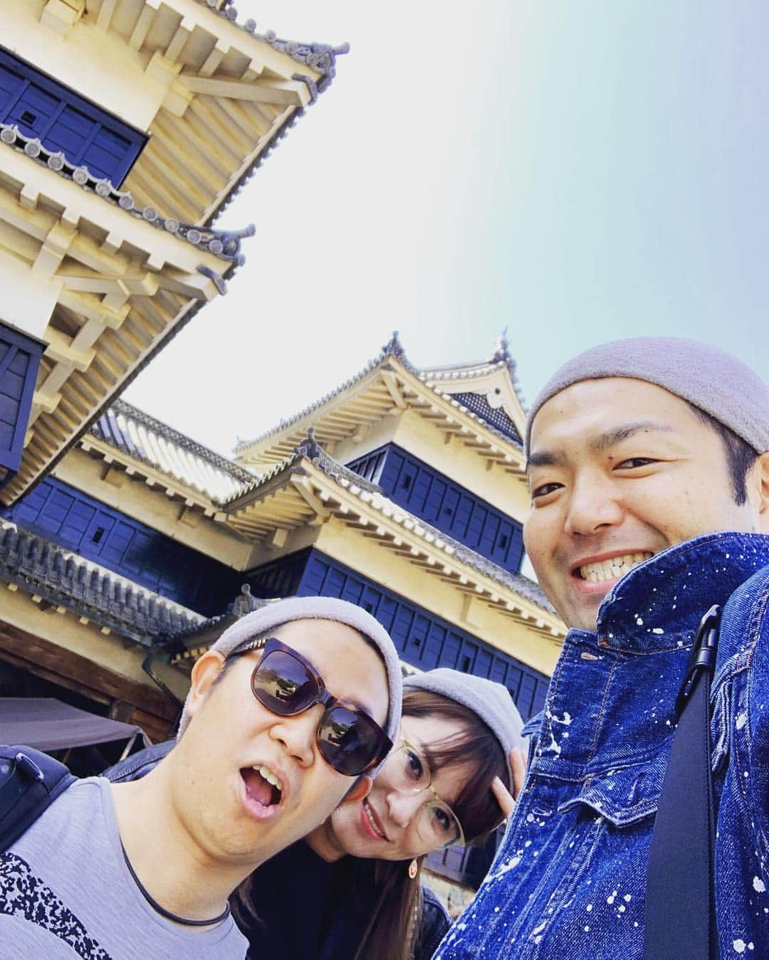 鈴木砂羽さんのインスタグラム写真 - (鈴木砂羽Instagram)「いい天気🌞 美しい松本城🏯‼️ からの シュークリームドリーム❣️😻❣️ #松本 #松本城 #絵に描きたいお城 #dancyu のシュークリーム特集見て 早速来てしまいました♬ #マサムラ #シュークリーム  全種類食べてしまった🤗」4月6日 23時01分 - bombon_sawa