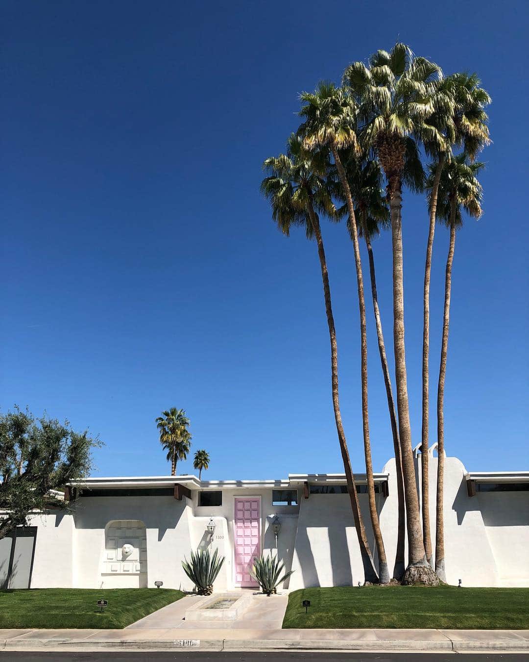 barneysnyofficialさんのインスタグラム写真 - (barneysnyofficialInstagram)「A pop of pink to kick off the weekend! Digital postcard by Barneys' @anna_deutsch from Palm Springs, California showcasing the famous pink doors. #BNYvoyage」4月6日 23時10分 - barneysny