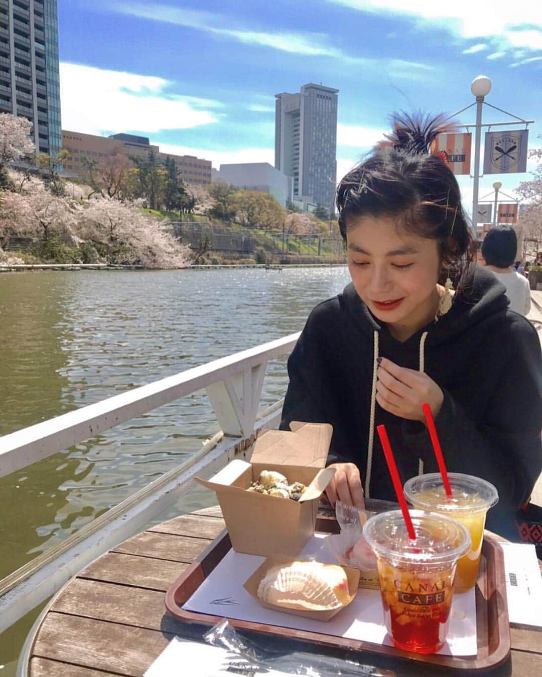 IZUMIさんのインスタグラム写真 - (IZUMIInstagram)「へんな顔🙃🍹🍡🕊☁️ #sakura #cafe」4月6日 23時11分 - izuuumixxx