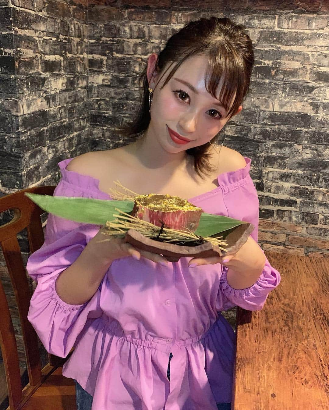 karen okajimaさんのインスタグラム写真 - (karen okajimaInstagram)「ㅤㅤㅤ ㅤㅤㅤ 昨日は焼肉こじまさんへ😆💕 安定の美味しさでした✨ 金箔ブリアンが神々しくてほんまに 柔らかくておいしいで〜っ😍❤️ 厚切り塩タンもおすすめっ✨  ㅤㅤㅤ #グルメ岡島 #岡島かれん #焼肉こじま難波店」4月6日 23時12分 - karenokajima0318