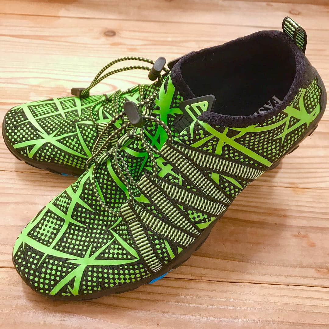 相沢あいさんのインスタグラム写真 - (相沢あいInstagram)「New training shoes. ジムシューズをマリンシューズに変えたら①軽い②かさばらない③素足でOK④通気性が高い⑤屈曲性が高い、と良いことだらけ。フロアトレーニングならこれで充分！軽いから旅行のセカンドシューズにも良さそう。 #shoes #gymshoes #training #trainingshoes #靴 #マリンシューズ #スニーカー #sneakers #sneaker #neoncolors #neoncolor #派手 #派手靴 #ネオンカラー #limegreen #greenshoes」4月6日 23時13分 - aizawaai