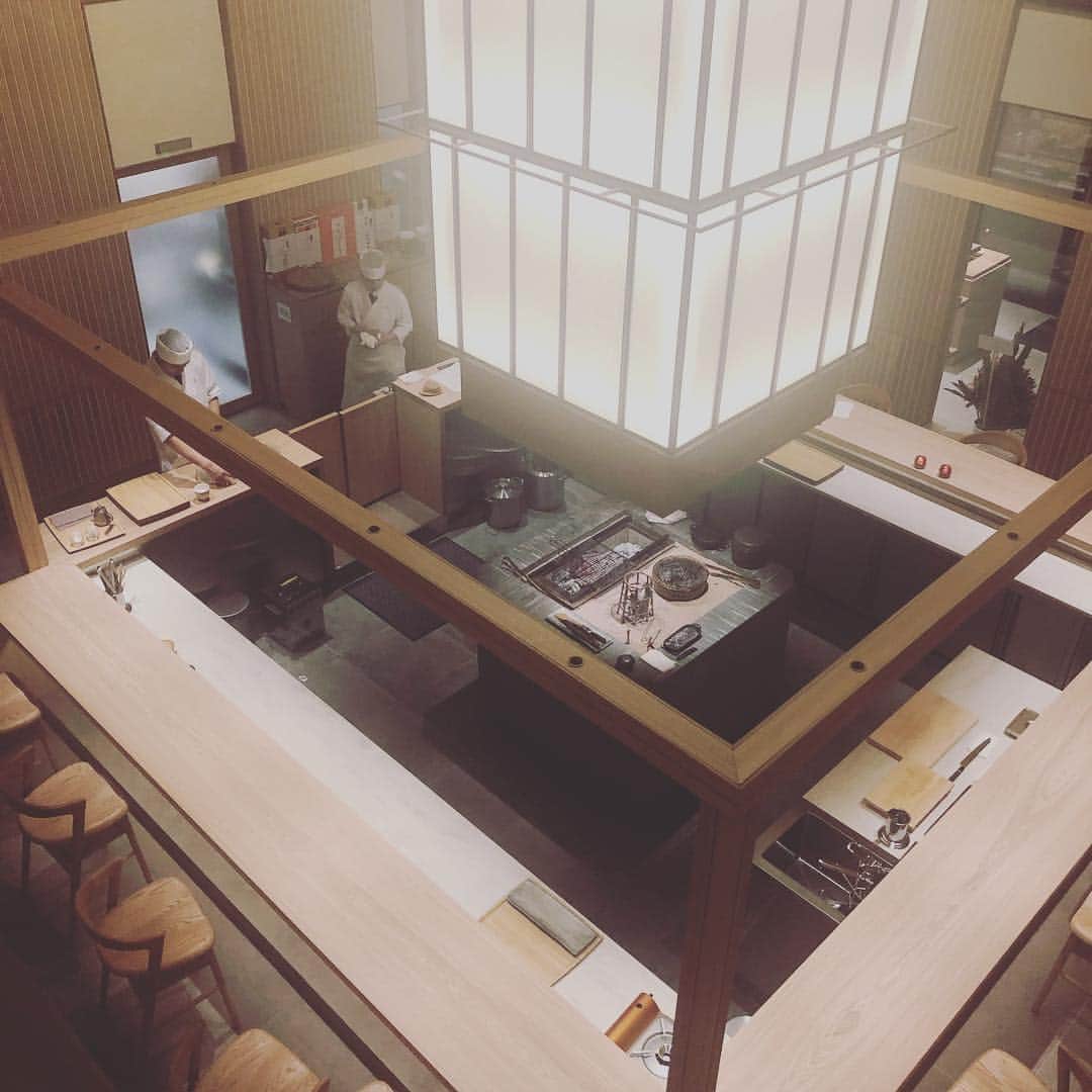 ひうらさとるのインスタグラム：「夫の誕生日祝いで両家族揃って城崎の新店舗さんぽう西村屋さんへ。 丁寧で上品なお味でものすごく美味しかったです！ 細部に行き届きながら開放的でのびのびした素敵な空間。さすが城崎リニュアルラッシュの大トリですねぇ。 #さんぽう西村屋本店」