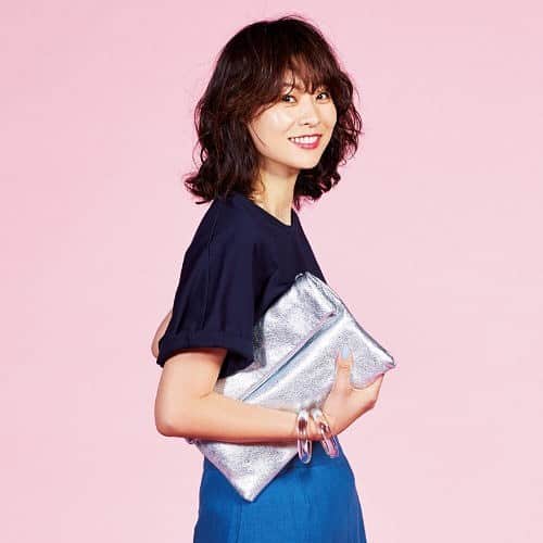 集英社FLAG SHOP（フラッグショップ）さんのインスタグラム写真 - (集英社FLAG SHOP（フラッグショップ）Instagram)「【Marisol5月号掲載】昨年も大好評だったスタイリスト徳原文子さん×M7daysコラボTシャツに第2弾が登場！！ 今回はしっかりめの素材で、着るだけでサマになるカジュアルTシャツを作りました。 袖の切り返しがないドルマンスリーブ、ゆったりとしたサイズ感、詰まりすぎないネックの開き、どんなものにも合わせやすいカラーなどなど細部に徳原さんのこだわりがつまっています❗️ これからの季節に活躍してくれること間違いなしの大人にぴったりなTシャツが買えるのはここだけです☺︎ ※画像をタップすると商品詳細ページに移動します✈︎✈︎✈︎✈︎✈︎ #marisol #マリソル #オリジナルブランド #m7days #エムセブンデイズ #スタイリスト#徳原文子さん #徳原文子 #コラボ #第2弾 #tshirt #tシャツ #fashion #ファッション #instafashion #cordinate #コーデ #集英社フラッグショップ #集英社flagshop #買えるのはここだけ」4月6日 23時17分 - happyplusstore