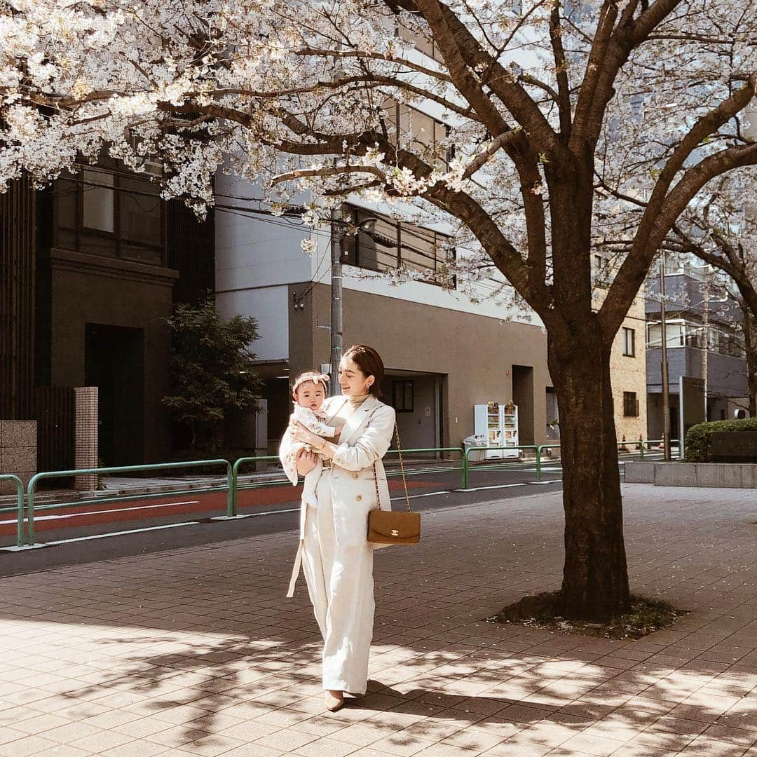 高園あずささんのインスタグラム写真 - (高園あずさInstagram)「. 今日は娘の入園式でした🌸 さぁこれから1年、楽しい保育園生活になりますように。 #ichika_  #入園式」4月6日 23時21分 - azusa_takazono