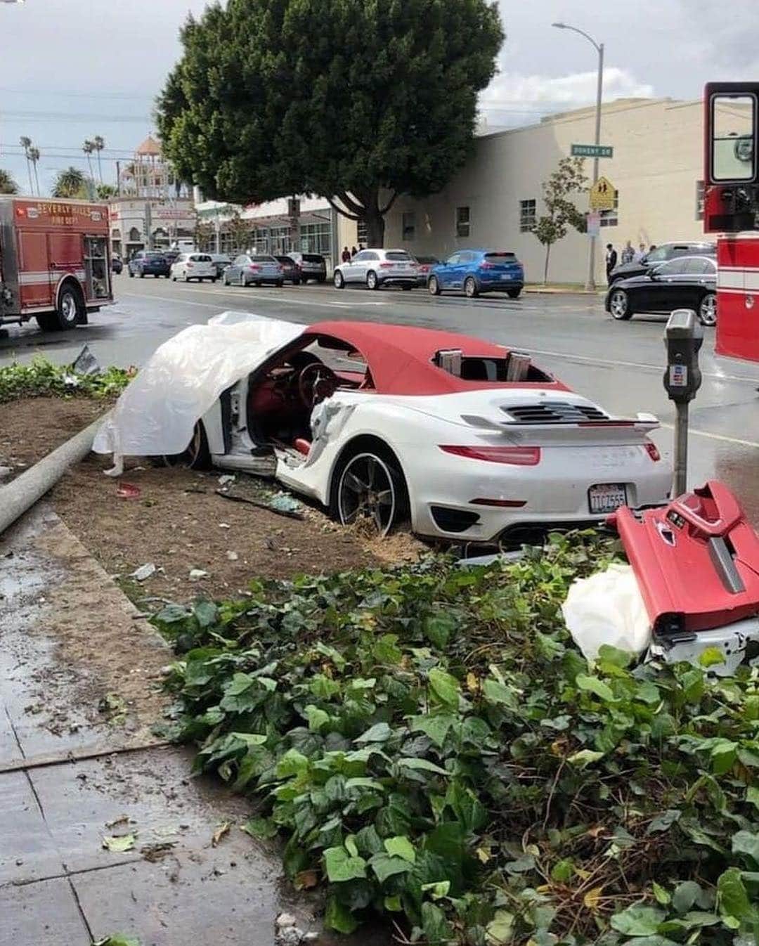 CarsWithoutLimitsさんのインスタグラム写真 - (CarsWithoutLimitsInstagram)「Turbo S Crashes Into Fire Hydrant  Content• @turk_ctsv @valvede1k @bobushnell #carswithoutlimits #toronto #turbos」4月6日 23時22分 - carswithoutlimits