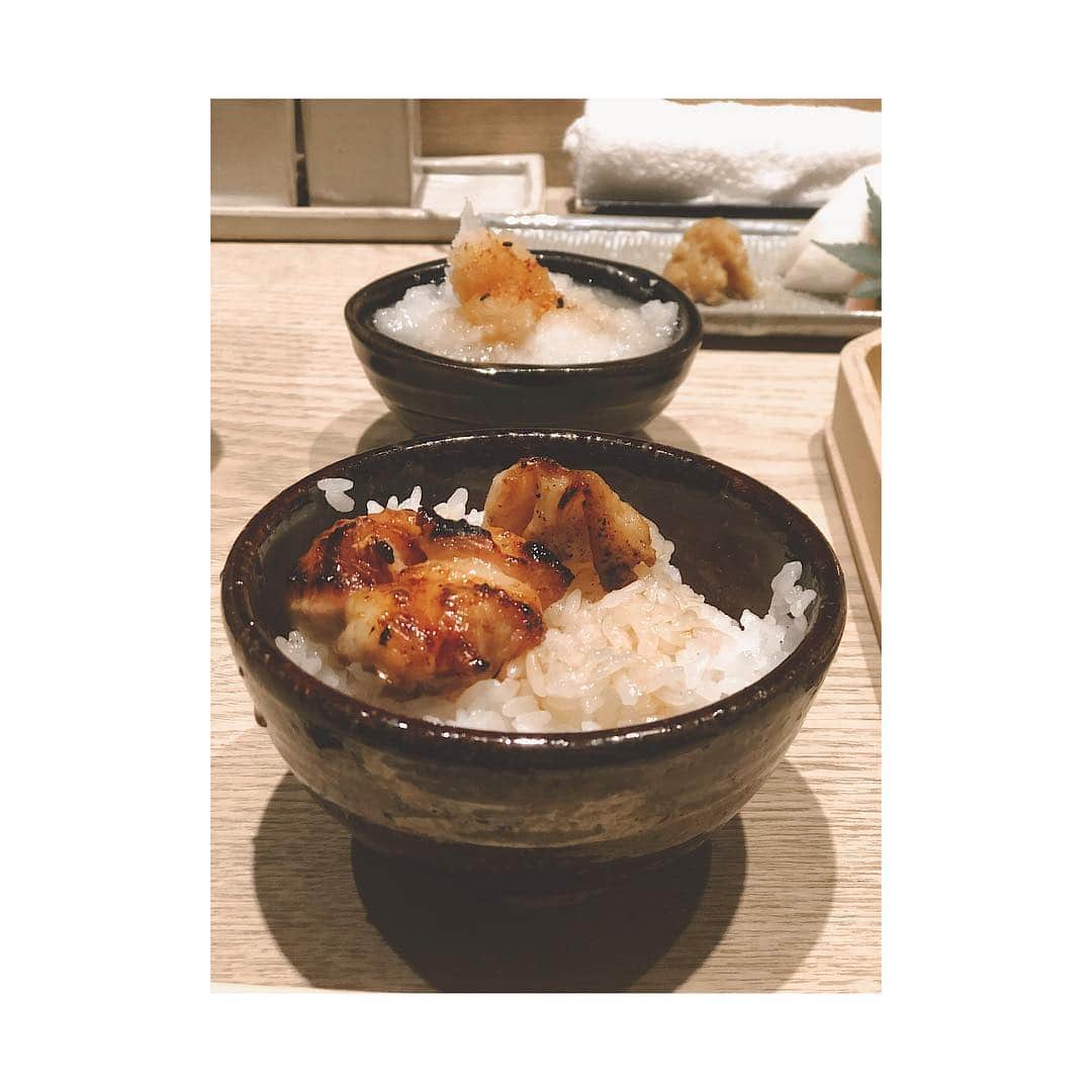 Rioのインスタグラム：「そしてまさかの！！！✨😆 "焼き鳥丼"にぃーーー🤣✨🍚🌈 タレの追加をお願いして お召し上がり下さいっ🤝✨🥢 ラストはつくね！✨😱💖 ヤバすぎな夢の一品でしたぁー✨  ご馳走さまでしたぁ🙏✨🌈」