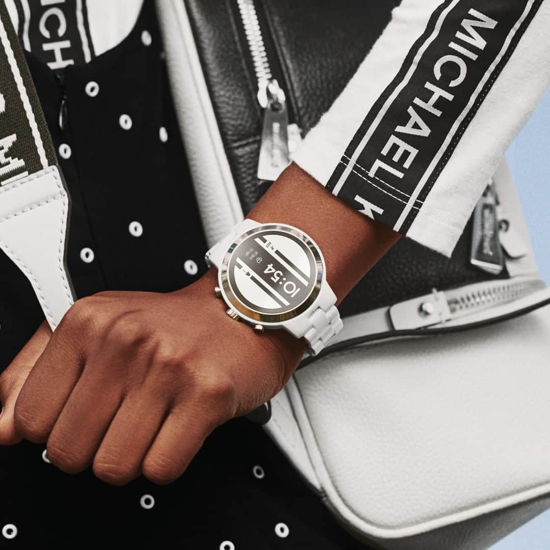 マイケルコースさんのインスタグラム写真 - (マイケルコースInstagram)「Around-the-clock chic: the #MichaelKors Access Smartwatch.  #AccessItAll」4月6日 23時24分 - michaelkors