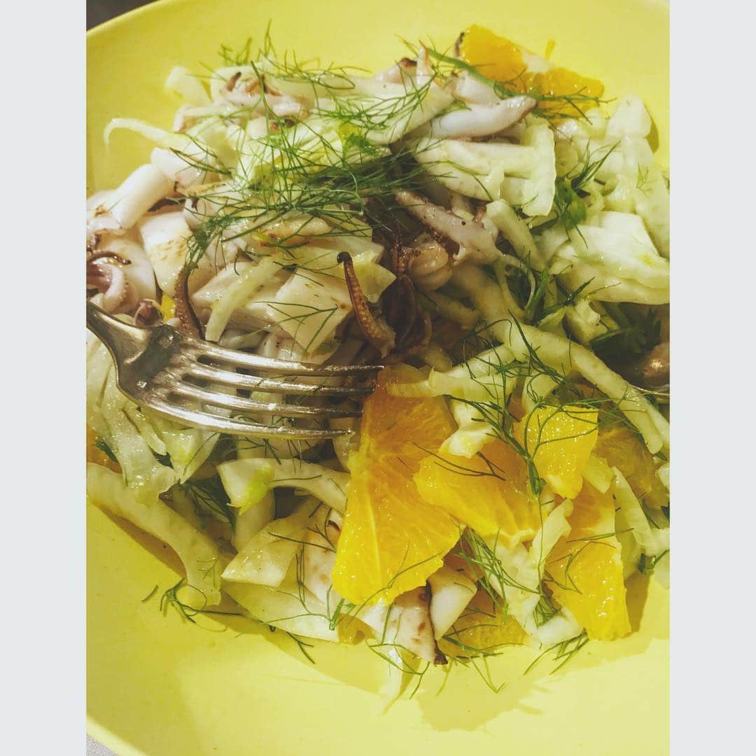 冷水 希三子さんのインスタグラム写真 - (冷水 希三子Instagram)「レセプションの一皿  春色のお皿に フェンネルとオレンジのサラダと ヤリイカのグリル。 #4seasonsdish」4月6日 23時26分 - kincocyan