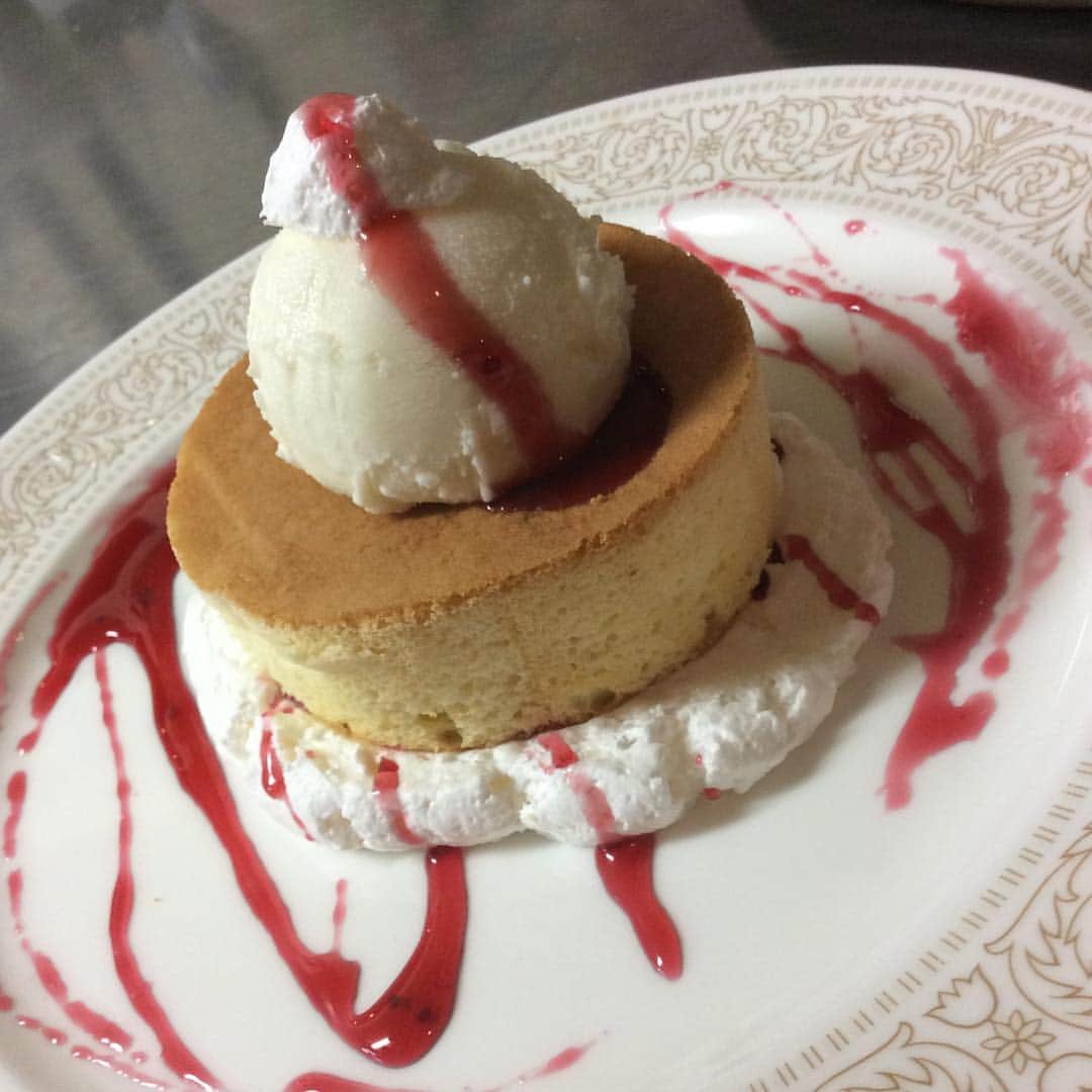 のインスタグラム：「毎度おおきに〜〜〜😀😀😀知床漁場枚方店です(*^ω^*)本日も沢山のご来店ありがとうございます！今回紹介するのは、人気のデザートメニューのスフレパンケーキです🍰🎂最後のデザートとしてどうですか？😍 #北海道#知床#枚方#居酒屋#駅近#宴会#歓迎会#デザート#飲み放題#ビール」
