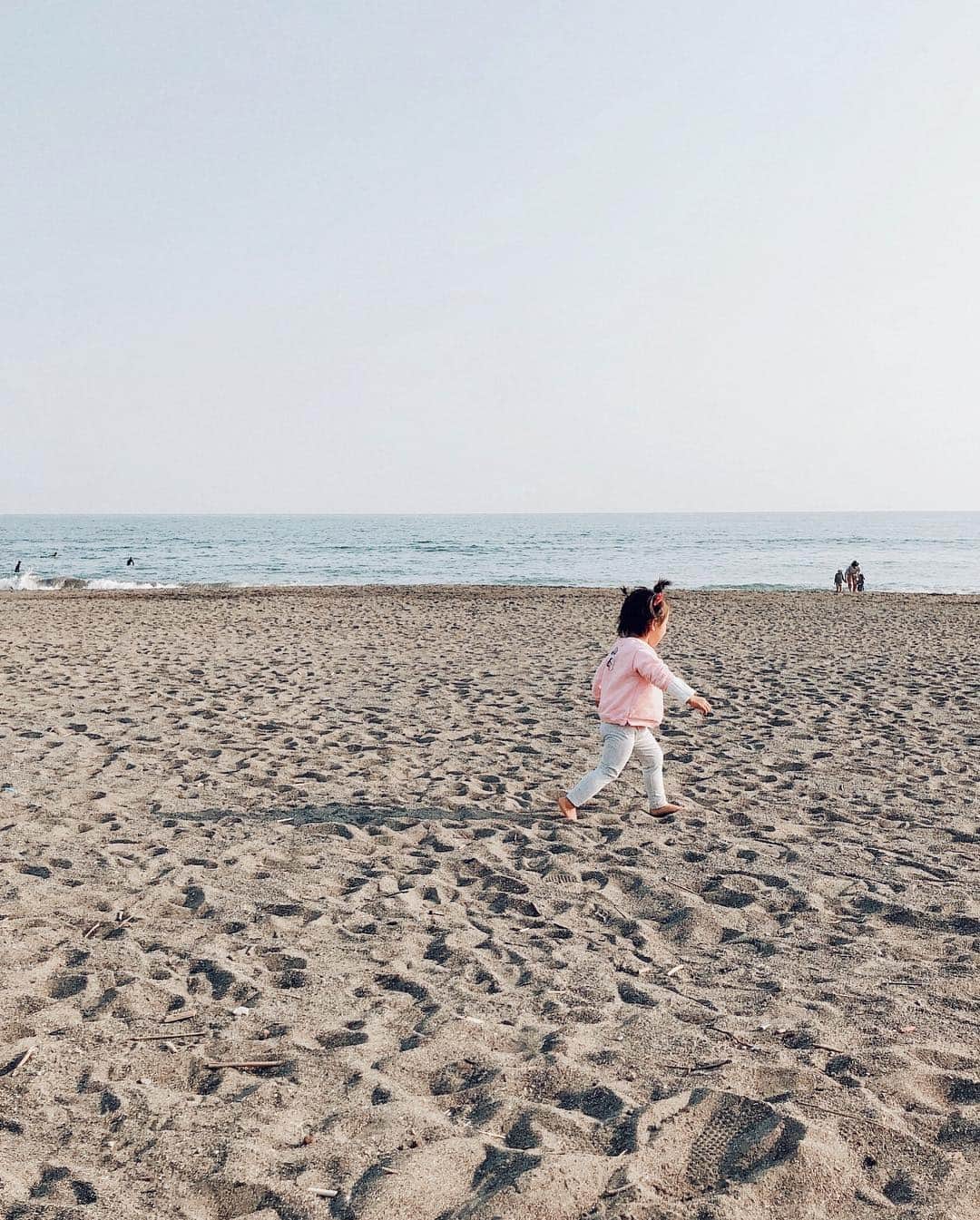 山中美智子さんのインスタグラム写真 - (山中美智子Instagram)「公園行って 海に行って 走り回ってきたよ🌴  夕飯から @juri1104 も合流 💛  今日はお泊まり会👌🏾」4月6日 23時36分 - alexiastam1988