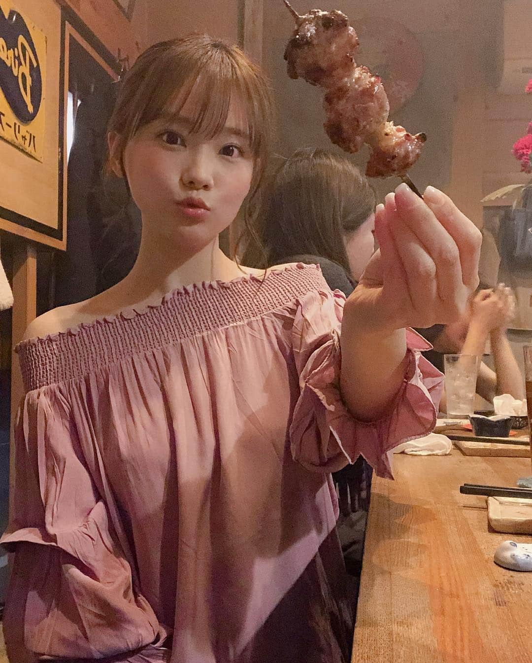 重盛さと美さんのインスタグラム写真 - (重盛さと美Instagram)「焼き鳥うま〜〜🍺💯㊙️ 30歳なって焼き鳥ブーム来ました㊗️ オフショルは @fifth_store です。 #fifth#fifthtl #フィフス #1800円（笑）」4月6日 23時39分 - satomi_shigemori