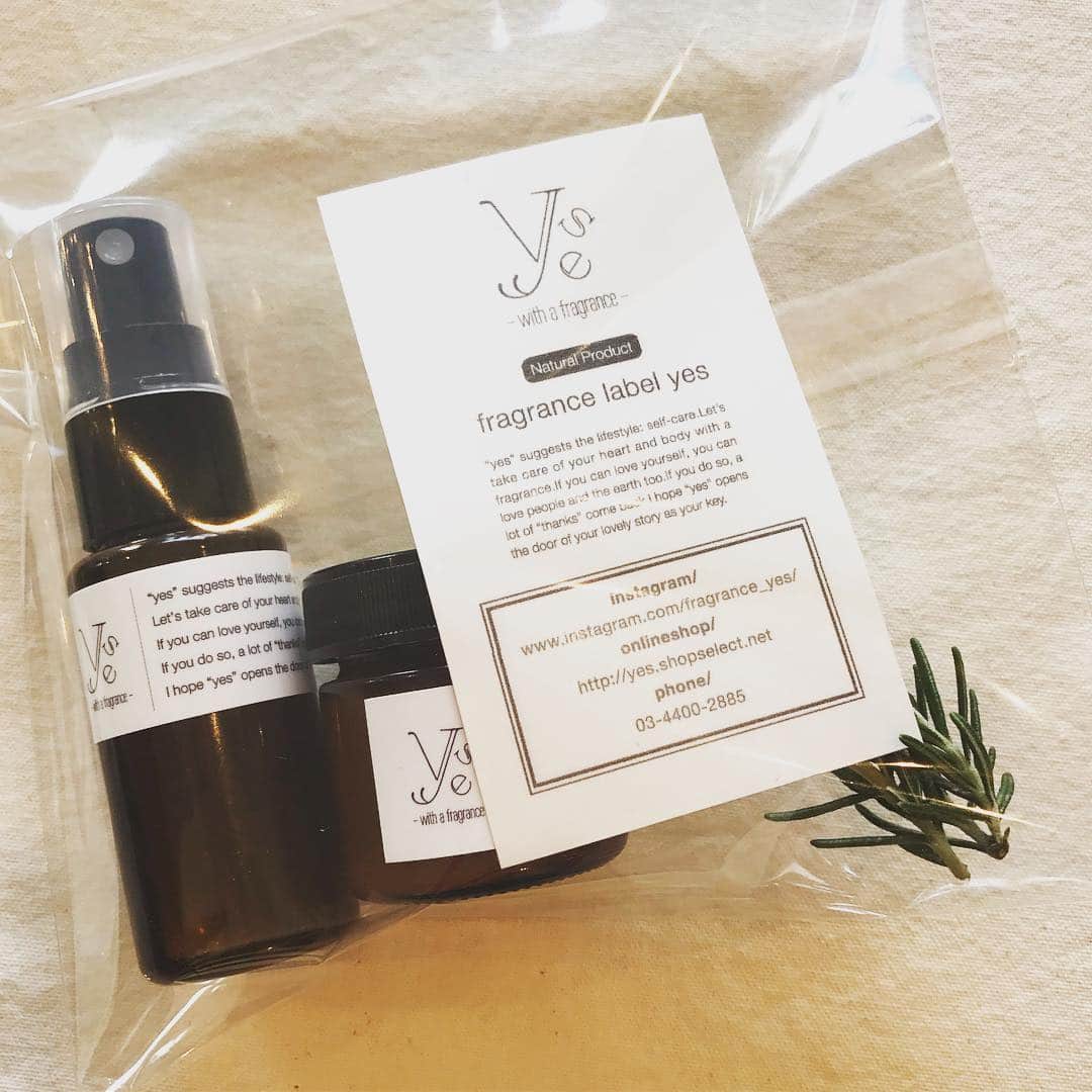 マル子さんのインスタグラム写真 - (マル子Instagram)「今日は @bookshopkasper さんで @fragrance_yes さんのワークショップ🌿 〈覚書〉 今回葉山の摘みたてローズマリーと町田のタイムと無農薬レモンの皮で水蒸気蒸留法で精油と芳香蒸留水を取り出した。 化学の実験のようで楽しかった。 取り出した精油と芳香蒸留水はお持ち帰り。 ルームスプレーなどに良い。今回かなり強い香りが出たとのこと！  その後アロマバームを作る。 天然ホホバ油20mlに蜜蝋4gを入れて湯煎にかけ溶かす。 そこに精油を5滴ほど入れる。 今回私はyesさん配合のdefence（ユーカリラディアタ・ラベンダー・ペパーミント）にティートゥリー・ゼラニウムを入れました。 ちなみに前回別のWSで作ったのがカモミールローマン・サンダルウッド・パチュリ・クラリセージ・ネロリでした。 その時求めるもので全然違うのね。  そして帰ってから結局パシフィックドライブインの4周年パーティーへ忘れ物を届けに行きました。 #マル子 を背負って😂」4月6日 23時41分 - tomikago