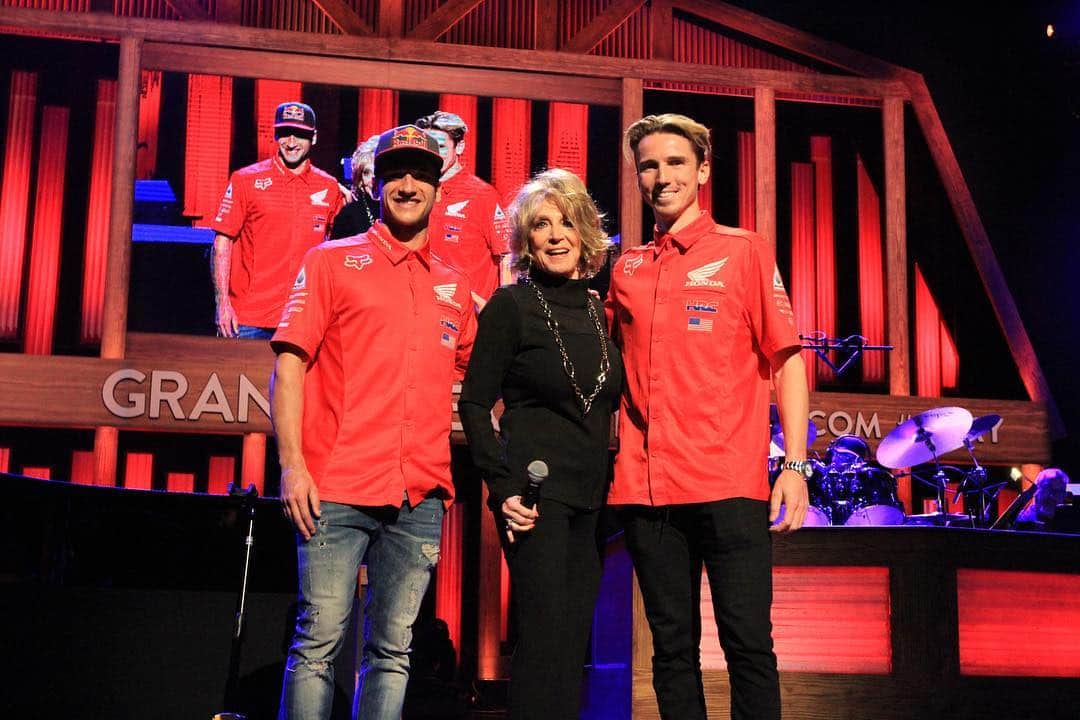Honda Powersports USさんのインスタグラム写真 - (Honda Powersports USInstagram)「Last night, @coleseely and @kenroczen94 got the incredible opportunity to be introduced onstage at the @opry by Cole’s aunt and country legend @seelyofficial! Jeannie will also be singing tonight’s National Anthem alongside the band Exile. Who’s coming to the inaugural Nashville @supercrosslive race today? ‼️🙌🏼🏁♦️ #RideRed #Honda #SupercrossLIVE #」4月6日 23時41分 - honda_powersports_us