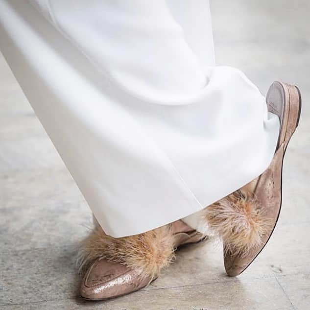 エンリーベグリンのインスタグラム：「Elegance through lightness... #henrybeguelin#handmade#vegetaltannedleather#mules#feather#patch#lux#nude#color」