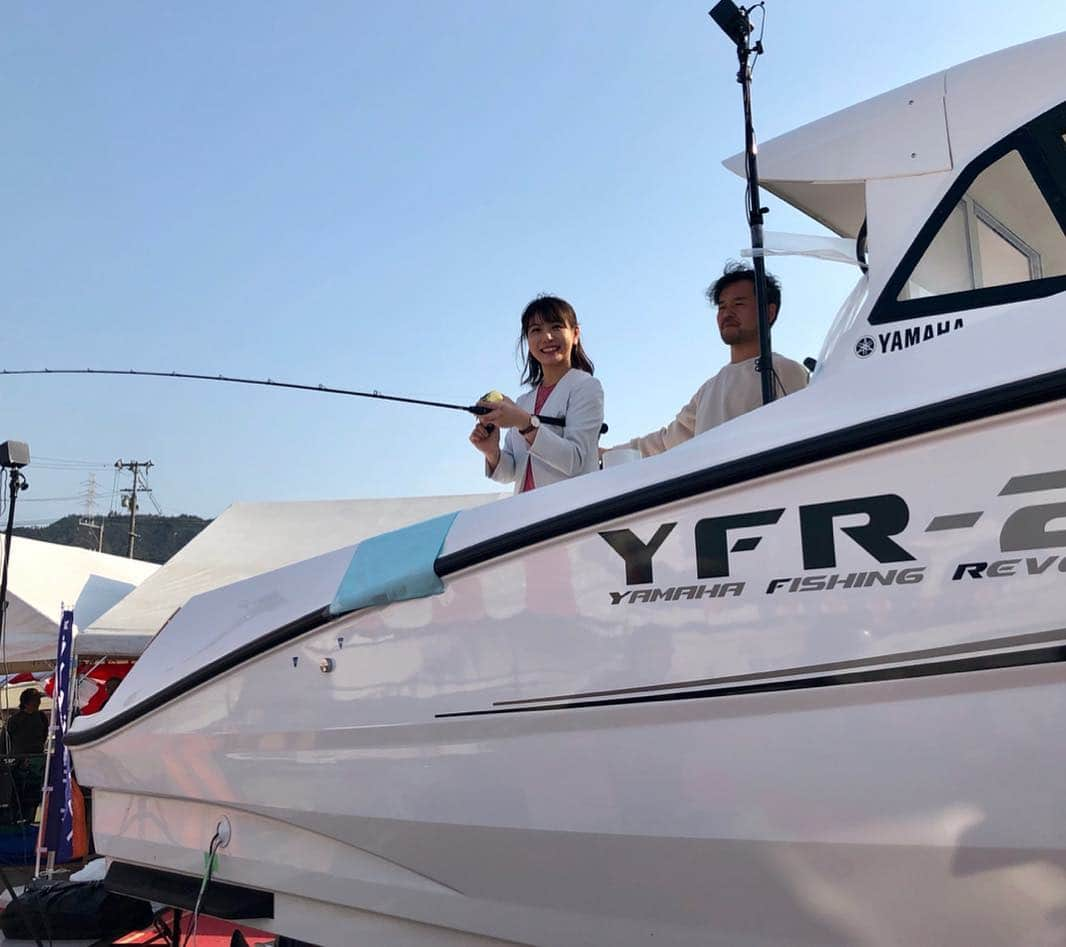 東條麻依子さんのインスタグラム写真 - (東條麻依子Instagram)「宮浦マリーナで 岡山マリン BOAT SHOW 2019が開かれています！ 司会として参加してきました〜！ . 会場にはたくさんの展示艇が！ 船に実際に乗ることもできます！ . そしてアコースティックライブ 古さん、kanaさん、興梠栄一さんに素敵な歌声を披露していただきました♪ 聞き惚れてしまいました♡ . 明日も、古さん、crossPGさんが登場します！お楽しみに🌸 . そしてもう一つ！ VRで魚釣り体験ができるコーナーもあります！✨ 本当に魚釣りをしている感覚を味わうことができます！みなさんもぜひ！ , このイベントは明日も開かれ、 中島アナが司会、実況を担当します！ ぜひ、会場まで足をお運びください😊💕 . #岡山マリン BOAT SHOW 2019#宮浦マリーナ#イベント#司会#テレビせとうち#展示#艇#アナウンサー」4月6日 23時54分 - maiko_tojo