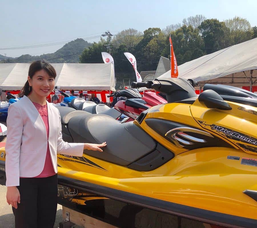 東條麻依子さんのインスタグラム写真 - (東條麻依子Instagram)「宮浦マリーナで 岡山マリン BOAT SHOW 2019が開かれています！ 司会として参加してきました〜！ . 会場にはたくさんの展示艇が！ 船に実際に乗ることもできます！ . そしてアコースティックライブ 古さん、kanaさん、興梠栄一さんに素敵な歌声を披露していただきました♪ 聞き惚れてしまいました♡ . 明日も、古さん、crossPGさんが登場します！お楽しみに🌸 . そしてもう一つ！ VRで魚釣り体験ができるコーナーもあります！✨ 本当に魚釣りをしている感覚を味わうことができます！みなさんもぜひ！ , このイベントは明日も開かれ、 中島アナが司会、実況を担当します！ ぜひ、会場まで足をお運びください😊💕 . #岡山マリン BOAT SHOW 2019#宮浦マリーナ#イベント#司会#テレビせとうち#展示#艇#アナウンサー」4月6日 23時54分 - maiko_tojo