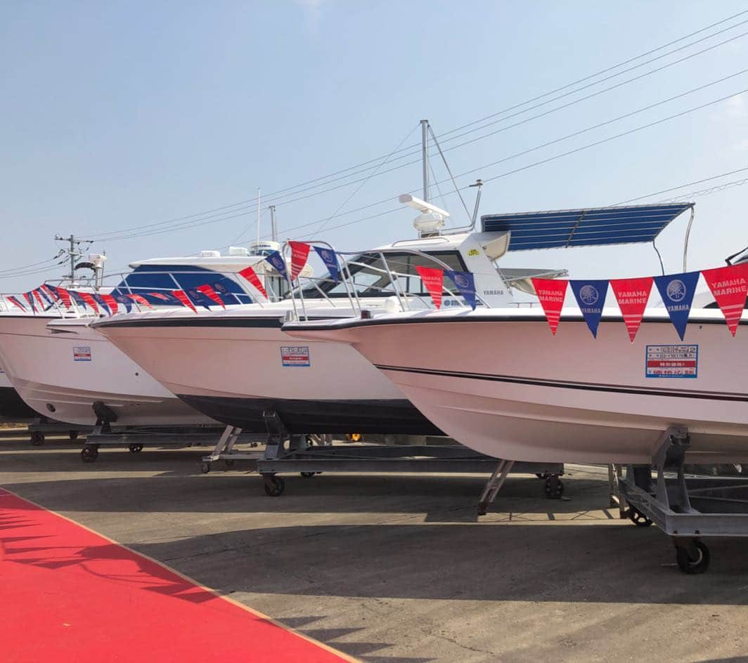 東條麻依子さんのインスタグラム写真 - (東條麻依子Instagram)「宮浦マリーナで 岡山マリン BOAT SHOW 2019が開かれています！ 司会として参加してきました〜！ . 会場にはたくさんの展示艇が！ 船に実際に乗ることもできます！ . そしてアコースティックライブ 古さん、kanaさん、興梠栄一さんに素敵な歌声を披露していただきました♪ 聞き惚れてしまいました♡ . 明日も、古さん、crossPGさんが登場します！お楽しみに🌸 . そしてもう一つ！ VRで魚釣り体験ができるコーナーもあります！✨ 本当に魚釣りをしている感覚を味わうことができます！みなさんもぜひ！ , このイベントは明日も開かれ、 中島アナが司会、実況を担当します！ ぜひ、会場まで足をお運びください😊💕 . #岡山マリン BOAT SHOW 2019#宮浦マリーナ#イベント#司会#テレビせとうち#展示#艇#アナウンサー」4月6日 23時54分 - maiko_tojo