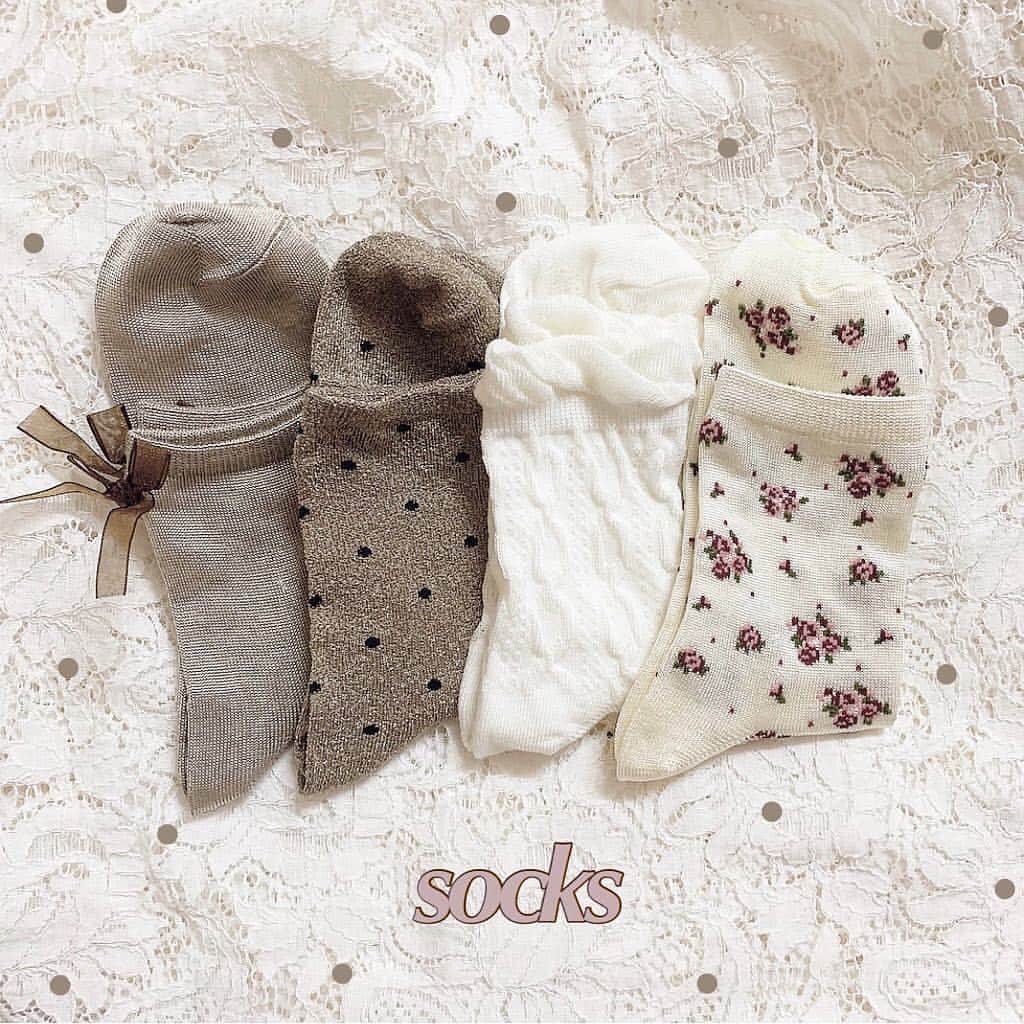 SUCLEさんのインスタグラム写真 - (SUCLEInstagram)「#靴下 この靴下たち、100円で買えちゃうとか💭  DAISOでゲットできちゃうガーリーな靴下がかわいいと話題になってるんです✨  春らしい柄でどれも欲しくなりますよね😍  ぜひチェックしてみてください！  photo by @__.tinogram.__  Sucle のBASEにて、Sucleオリジナル巾着ポーチを販売中✨﻿ ﻿ プロフィールのURLかストーリーズのURLからジャンプできるので、ぜひチェックしてみてください👀﻿ ﻿ @sucle_pink では紹介する写真を募集中👧🏻﻿﻿ ﻿﻿﻿﻿﻿ ﻿﻿﻿﻿﻿﻿﻿﻿﻿﻿﻿﻿﻿ タグ付けやハッシュタグをつけてくれた投稿からもピックアップした写真をリポストしています！﻿﻿﻿﻿﻿﻿﻿﻿﻿﻿﻿﻿﻿﻿ #sucle をつける か このアカウントをタグ付けして投稿してね📸﻿﻿﻿﻿﻿﻿﻿﻿﻿﻿﻿﻿﻿﻿ ﻿ #置き画 #靴下 #靴下コーデ #くつした #socks #靴下好き #足元コーデ #置き画くらぶ #置き画倶楽部 #置き画くら部 #雑貨 #足元くら部 #100均 #百均 #インスタ映え #シュクレ #フォトジェニック #ファッション #お洒落 #かわいい #手作りお菓子 #おしゃれさんと繋がりたい #おしゃれ #お洒落さんと繋がりたい #可愛い #ootd #今日のコーデ﻿﻿」4月6日 23時55分 - sucle_