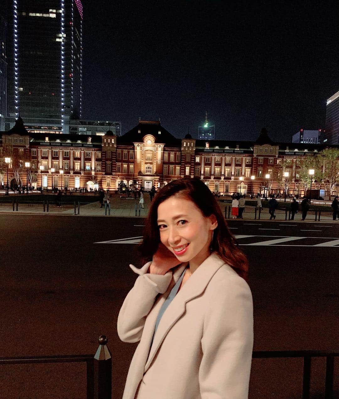 中野公美子さんのインスタグラム写真 - (中野公美子Instagram)「丸の内でお食事🍽 東京駅と丸の内周辺の雰囲気がとても素敵で、 夜のお散歩が最高に気持ち良かった✨ Tボーンステーキも美味しかった😊  #丸の内#東京駅 #夜散歩#夜景 #ウルフギャング #アラフォー」4月6日 23時55分 - kumikorion