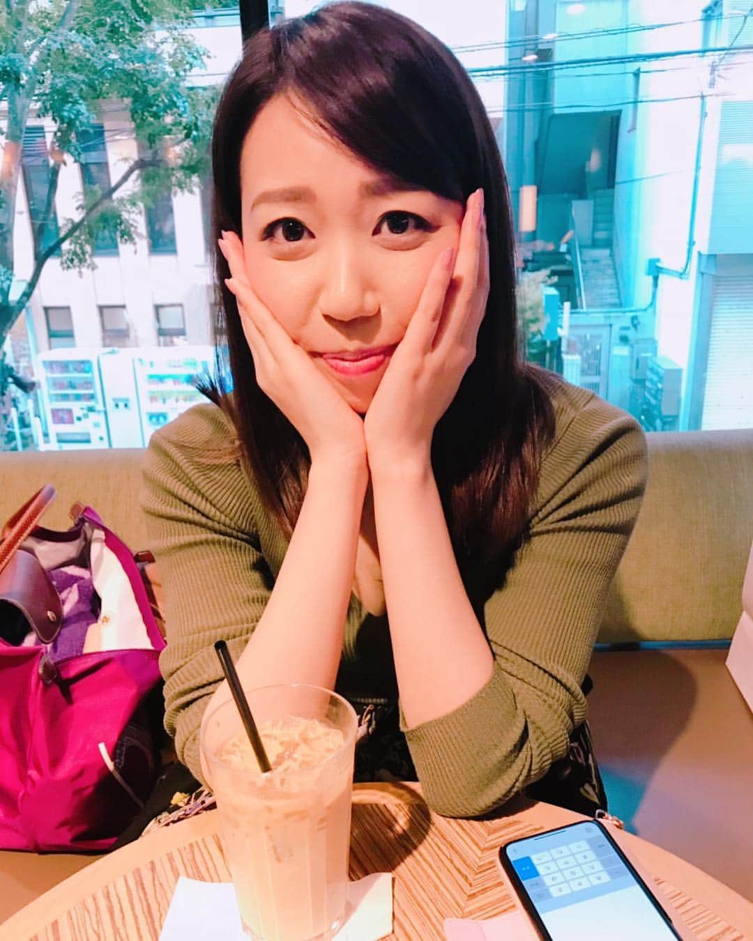 須黒清華さんのインスタグラム写真 - (須黒清華Instagram)「今日は相内とキックボクシング🥊して、展示会行って、ウキウキ帰る〜💕 はずが、駅の階段を踏み外して落下…笑 あまりの痛さに動けず、相内にカフェまで付き合ってもらいました💦 湿布まで買って来てくれたー💦 本当にありがとう😢✨ でも、おかげでたくさん話せました💕笑 しばらく大人しく過ごします（笑） #kickboxing #キックボクシング #捻挫 #相内優香 ありがとー‼︎」4月6日 23時48分 - sayaka_suguro