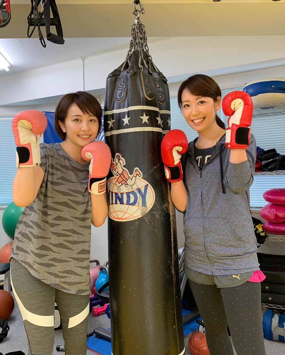 須黒清華さんのインスタグラム写真 - (須黒清華Instagram)「今日は相内とキックボクシング🥊して、展示会行って、ウキウキ帰る〜💕 はずが、駅の階段を踏み外して落下…笑 あまりの痛さに動けず、相内にカフェまで付き合ってもらいました💦 湿布まで買って来てくれたー💦 本当にありがとう😢✨ でも、おかげでたくさん話せました💕笑 しばらく大人しく過ごします（笑） #kickboxing #キックボクシング #捻挫 #相内優香 ありがとー‼︎」4月6日 23時48分 - sayaka_suguro