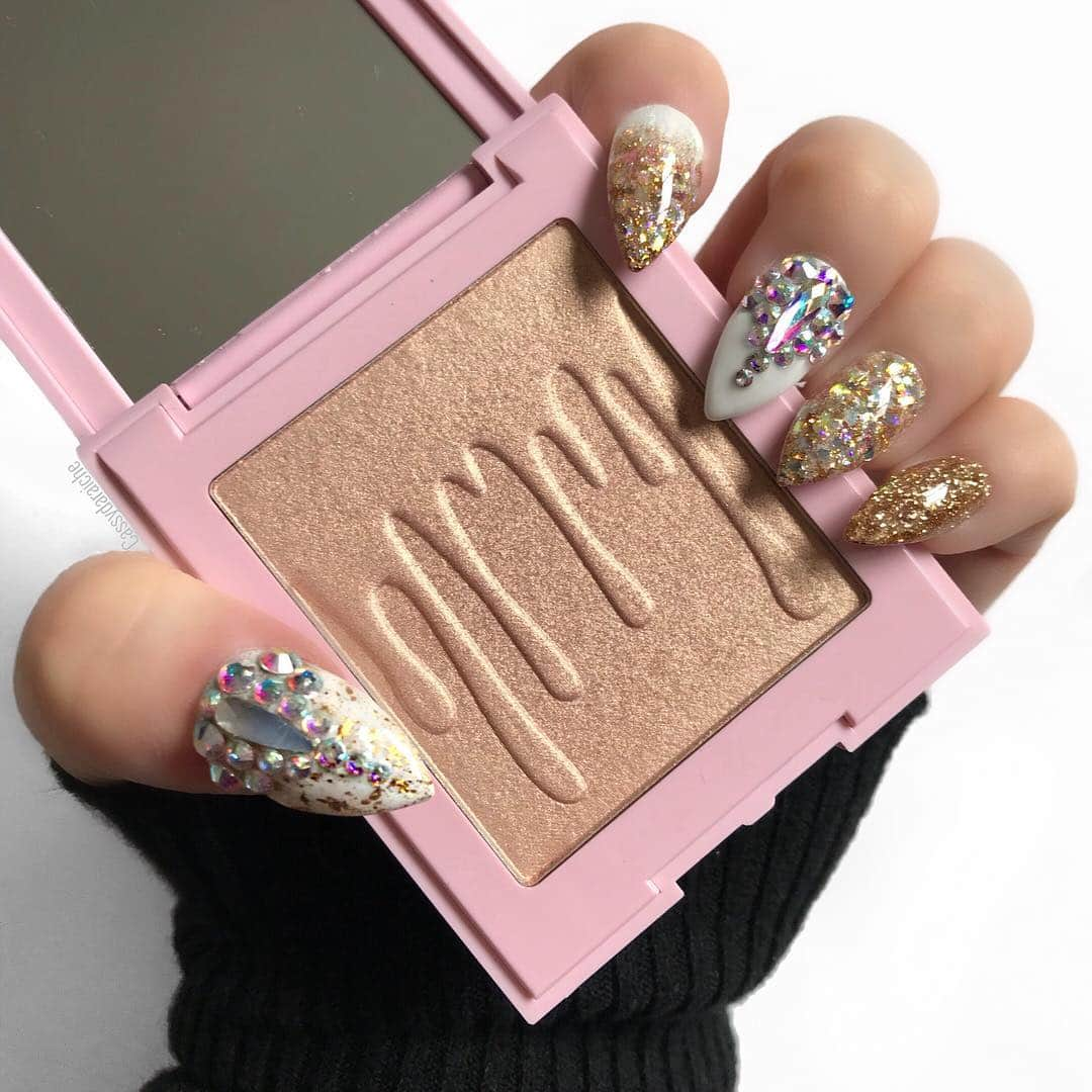 Kylie Cosmeticsさんのインスタグラム写真 - (Kylie CosmeticsInstagram)「Rise and shine with Cotton Candy Cream #Kylighter ✨ pic by @cassydaraiche ⠀⠀ Our OG shade is one of our top-rated products and a fan-favorite! ⠀⠀ ✨ “Love this highlighter color! It reflects shades of light golden shimmer, PERFECT for a natural glow & a little color! Last all day long!” - Joanna ⠀⠀ ✨“Blends so beautifully. Love it so much. Could not complete a makeup look without it now.” - Jessica L ⠀⠀ ✨“This highlighter is GORGEOUS. It’s feels very silky and smooth. Applies easily and it’s beautifully blinding!” - LaKie」4月6日 23時49分 - kyliecosmetics