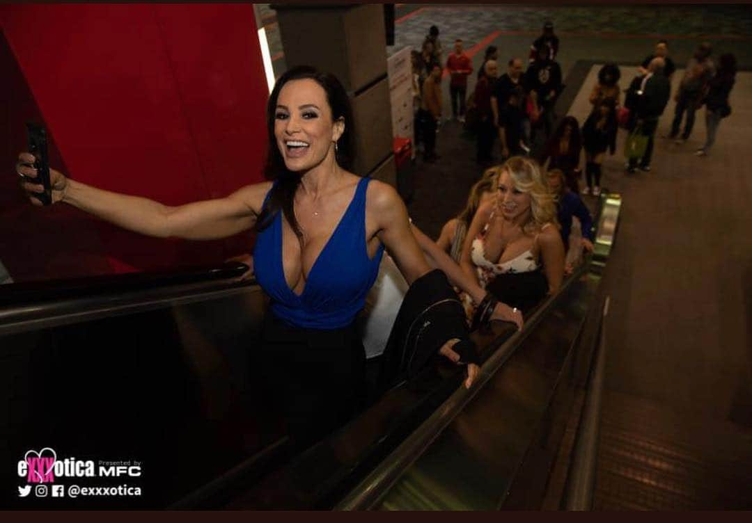 リサ・アンさんのインスタグラム写真 - (リサ・アンInstagram)「I love this silly shot of me doing a story while we all ride the escalator to @3x_expo #Chicago yesterday!」4月6日 23時55分 - thereallisaann