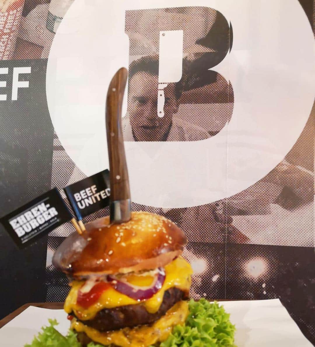 ルーカス・ポドルスキさんのインスタグラム写真 - (ルーカス・ポドルスキInstagram)「🄱 for Best & Burger ... available at Beef United 😜 #burger #foodie #beef @beefunited_ 🍔」4月6日 23時52分 - lukaspodolski