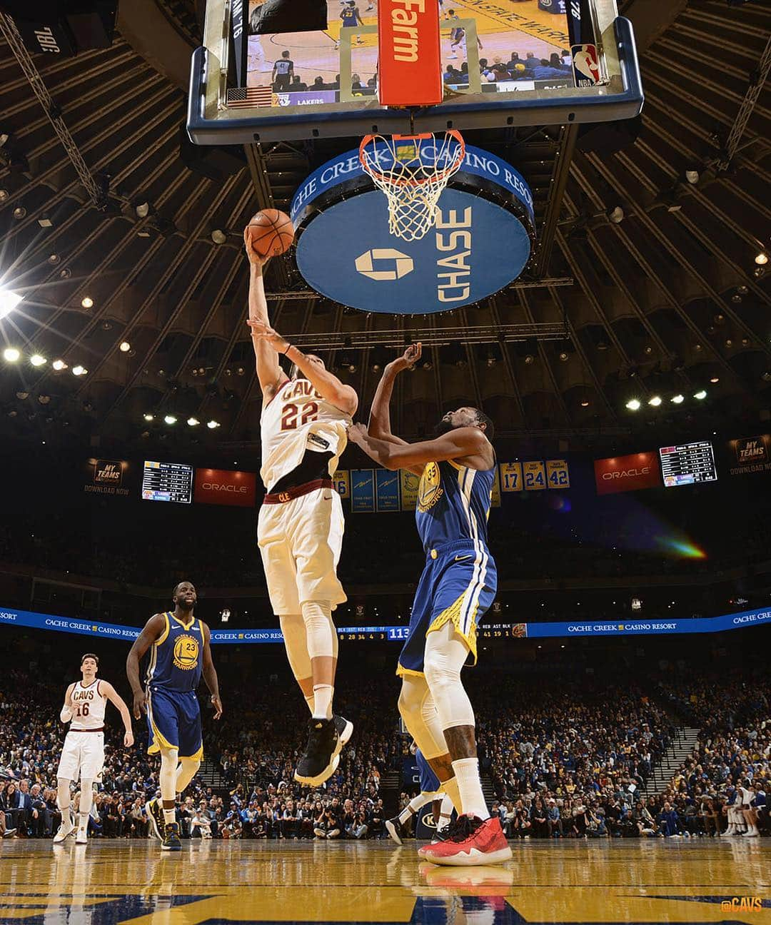 キャブスさんのインスタグラム写真 - (キャブスInstagram)「Last night we mounted a 17-4 run that cut Golden State’s lead to just 3 points late in the fourth quarter.  Six Cavaliers scored in double figures: Sexton (27) Osman (15) Nance Jr. (13) Nwaba (13) Thompson (12) Clarkson (10). #BeTheFight」4月6日 23時52分 - cavs