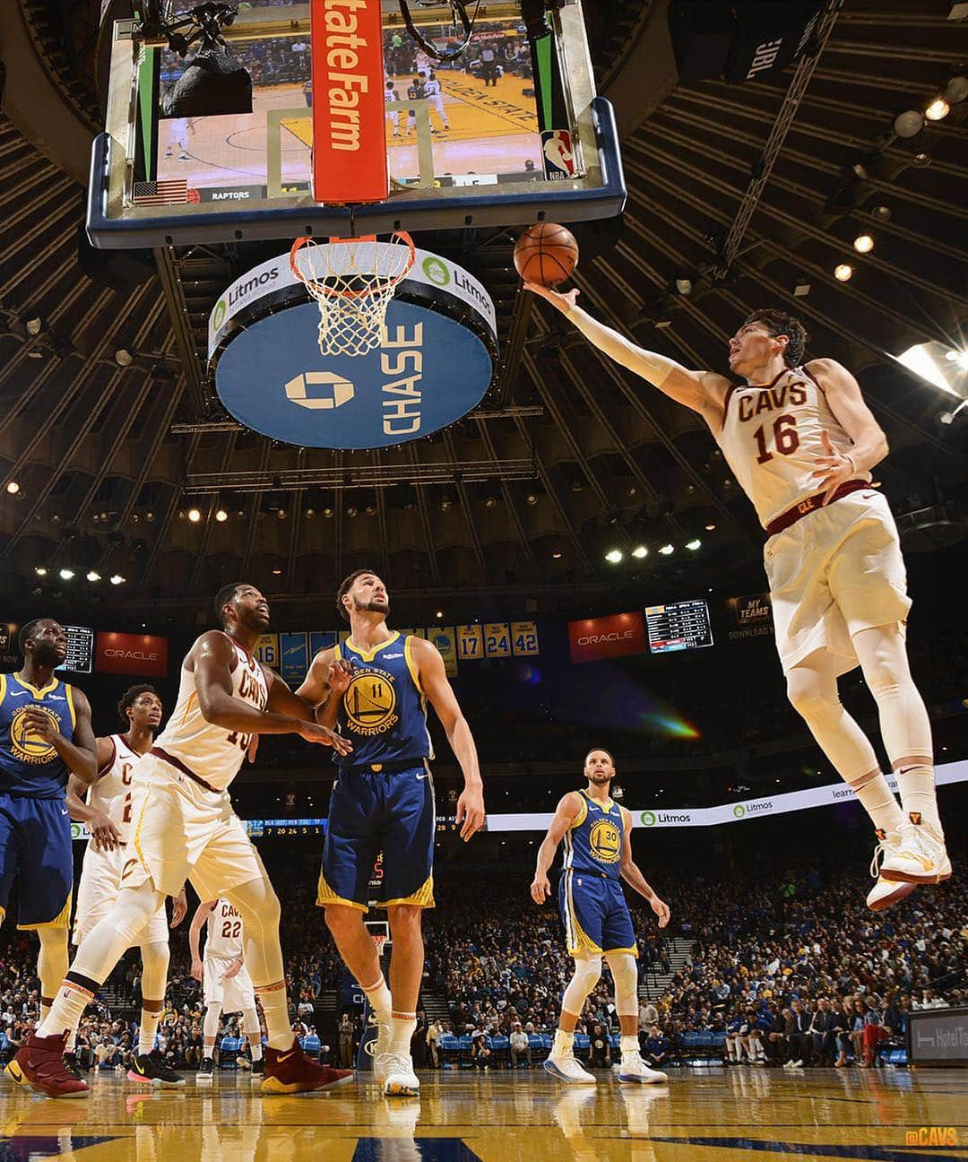 キャブスさんのインスタグラム写真 - (キャブスInstagram)「Last night we mounted a 17-4 run that cut Golden State’s lead to just 3 points late in the fourth quarter.  Six Cavaliers scored in double figures: Sexton (27) Osman (15) Nance Jr. (13) Nwaba (13) Thompson (12) Clarkson (10). #BeTheFight」4月6日 23時52分 - cavs