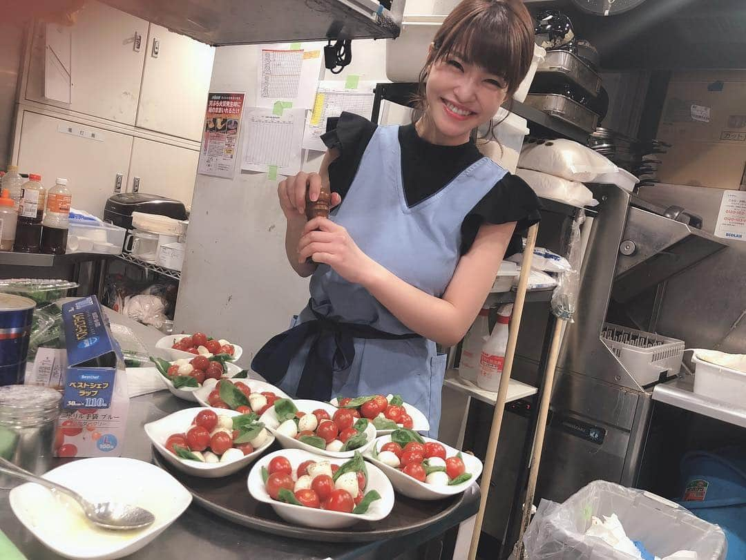 岸明日香さんのインスタグラム写真 - (岸明日香Instagram)「あまりご飯の写真撮れませんでしたが #岸キッチン メニューは ・ズッキーニチーズ焼き ・カプレーゼ ・生ハムユッケ ・唐揚げ柚子おろし ・ナポリタン ・大根の味噌汁 ・レモンペッパーネギ塩豚丼 40人分、作りました💓」4月6日 23時53分 - aspoo02