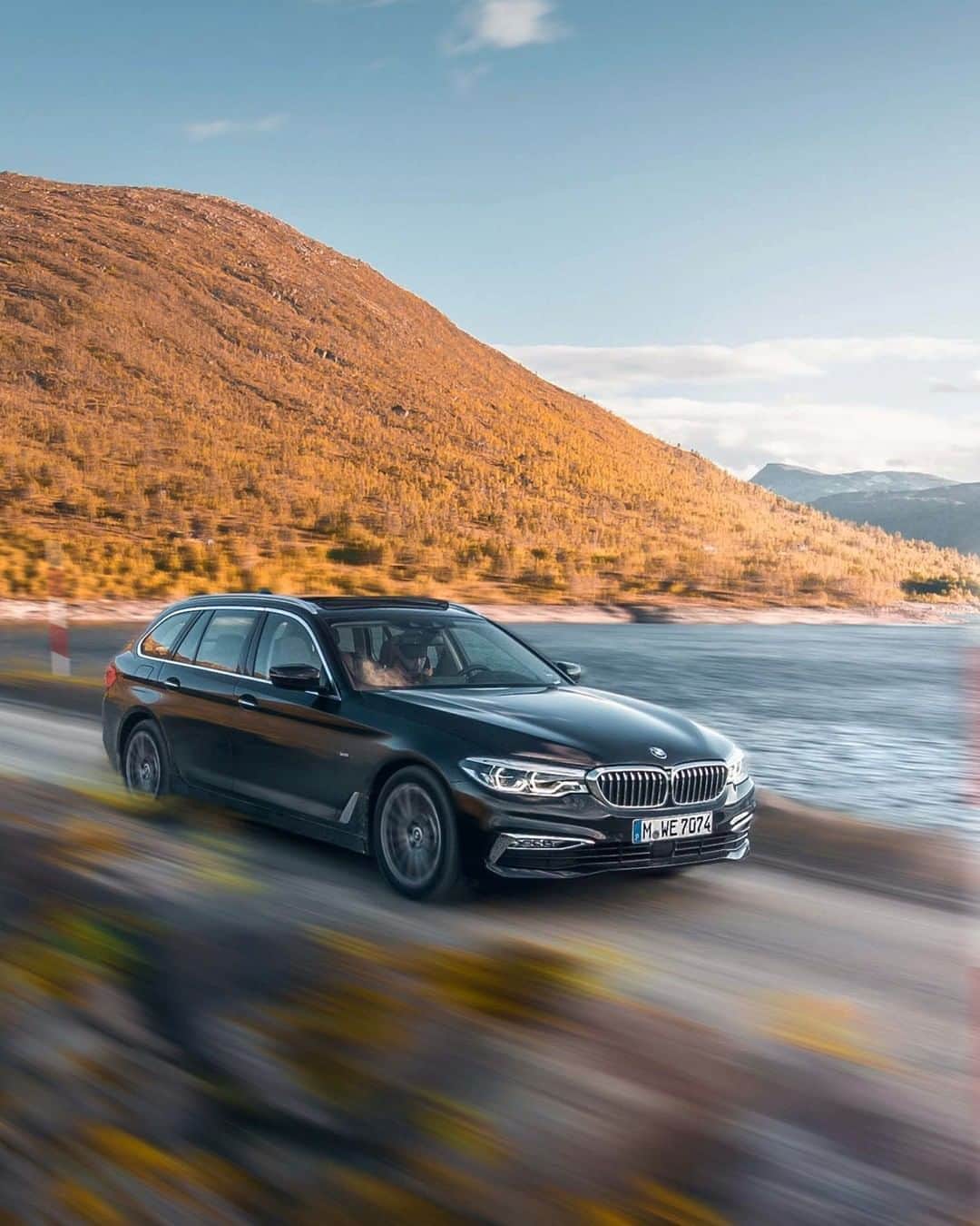 BMWのインスタグラム：「Made to roam free.  The BMW 5 Series Touring. #BMWrepost @rinus.photography  #BMW #5Series」