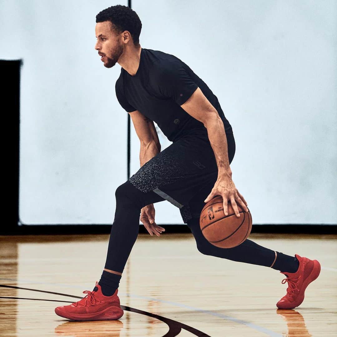 Under Armourさんのインスタグラム写真 - (Under ArmourInstagram)「Here to help athletes like @stephencurry30 reach their full potential. #UARUSH fabric reflects energy back into your tissues and muscles resulting in increased strength and endurance. Experience the benefits of our game changing technology on April 11th. #WEWILL」4月7日 0時00分 - underarmour