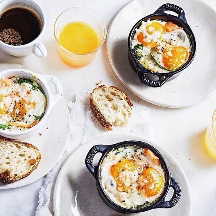 Staub USA（ストウブ）さんのインスタグラム写真 - (Staub USA（ストウブ）Instagram)「Our OOTD this Saturday! Baked eggs and a cute breakfast scene by @a.fewofmyfavorites. We love the look of our matte black and white ceramics on the same table.⚫⚪」4月7日 0時00分 - staub_usa