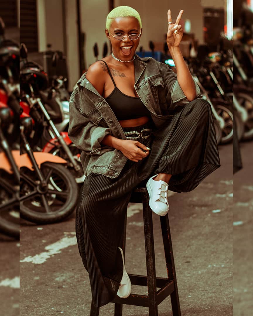 のインスタグラム：「A @pretaraujo tá ou não tá a cara do festival? 😎  A #ZaxyChange deixa qualquer pretinho básico mais estiloso. ✨ confira mais looks para festivais na nossa pasta no @pinterestbr, o link tá na bio. 💛 Toque na tela e use o código #ZAXYFESTIVAL2 para ganhar um brinde especial.」
