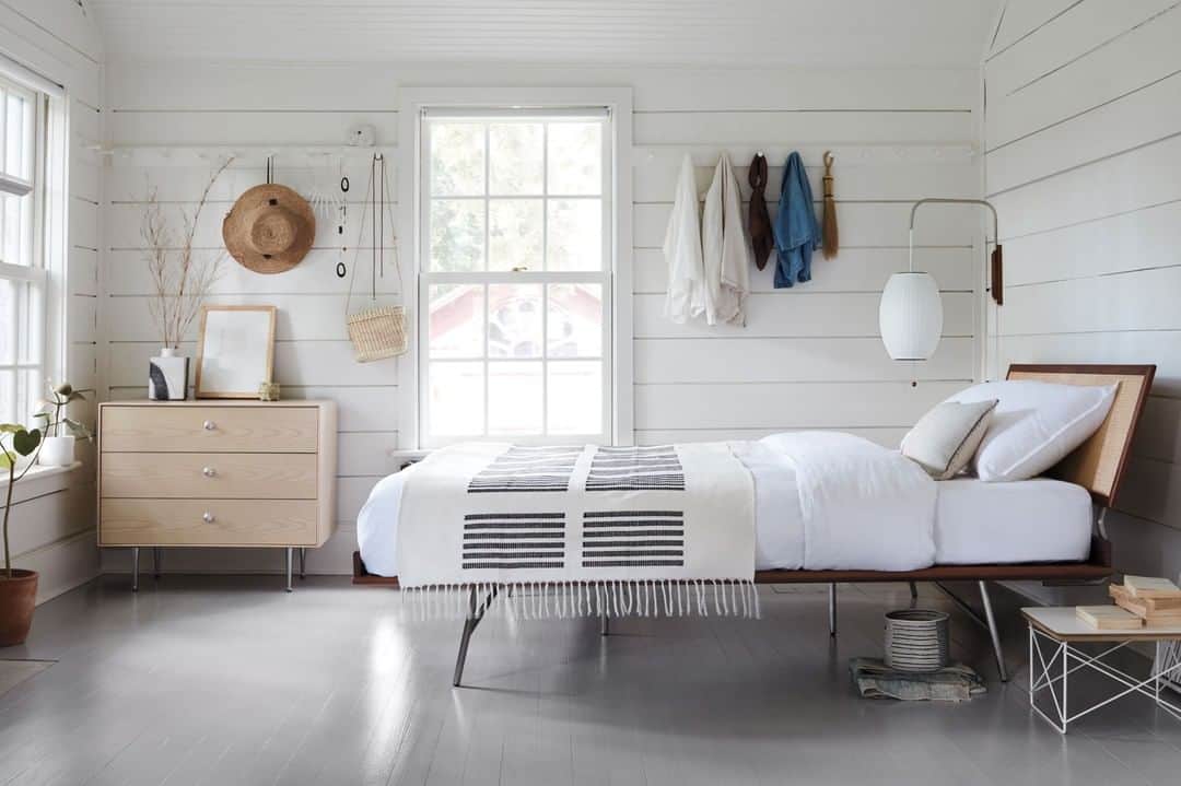 Herman Miller （ハーマンミラー）さんのインスタグラム写真 - (Herman Miller （ハーマンミラー）Instagram)「Minimal, practical, and effortlessly elegant, George Nelson’s Thin Edge Group—a collection of case goods and bedframes—bring the quintessential Nelson aesthetic into an oft-forgotten room in the home. Shop the centerpiece of the collection, the Nelson Thin-Edge Bed, for a quiet and calming place to retreat at the end of the day. #HMatHome」4月7日 0時00分 - hermanmiller