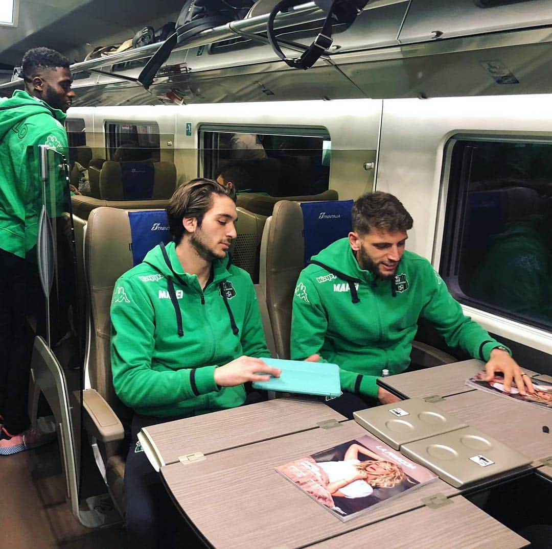 USサッスオーロ・カルチョさんのインスタグラム写真 - (USサッスオーロ・カルチョInstagram)「‪Neroverdi in viaggio verso Roma con @frecciarossaofficial 🚄😎 #trenoufficiale 🖤💚 #ForzaSasol 💪 #LazioSassuolo ‬」4月7日 0時12分 - sassuolocalcio