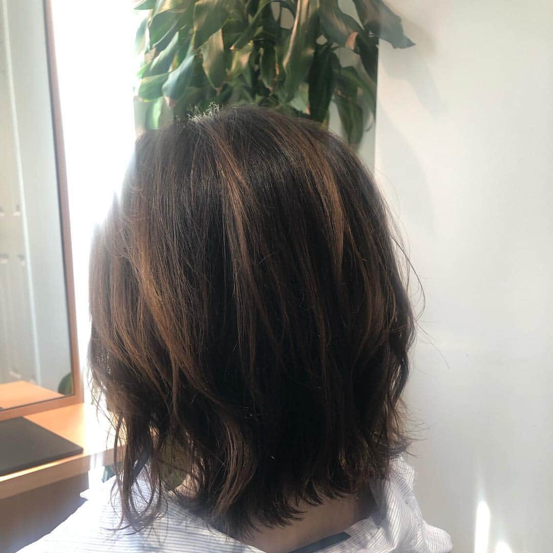 kawakami momokoさんのインスタグラム写真 - (kawakami momokoInstagram)「今日は @evoke_tokyo  にヘアメンテナンスに @matsuharu_evoke  さんにしてもらったよ❤️ 今日はカットとリタッチのみいま髪の毛伸ばしてます！ インスタライブ 、なぜか保存できない現象勃発！ なんでだ！？」4月7日 0時13分 - momoko.kawakami.29