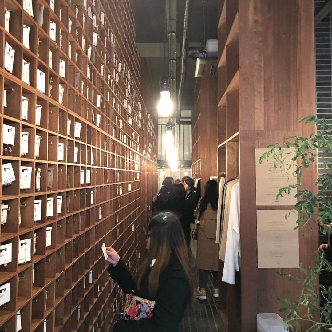 谷正人さんのインスタグラム写真 - (谷正人Instagram)「久々に韓国をリサーチしています。﻿ 今や10代女子の1番憧れている韓国ですが、﻿ ファッションの世界ではだいぶ日本より﻿ 先にいってる気がします。﻿ 市場が狭い韓国ブランドは﻿ いきなり世界を目指します。﻿ 一点突破で。﻿ 日本ブランド、負けてられないです。﻿ #韓国 #日本 #一点突破 #グローカル #adererror #gentlemonster」4月7日 0時05分 - masato_tani