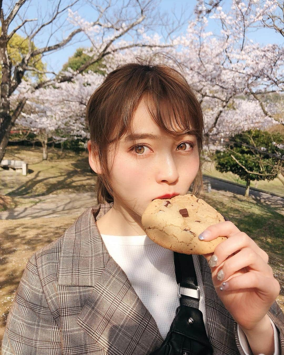 高橋野乃子さんのインスタグラム写真 - (高橋野乃子Instagram)「． お花見しよったら絶対食べ物探してしまう (この習慣もうやめる🐖) ． 目の色と模様は自前 地毛は黒けど☺︎ #春休みも終わり #桜」4月7日 0時05分 - _nonstyle_