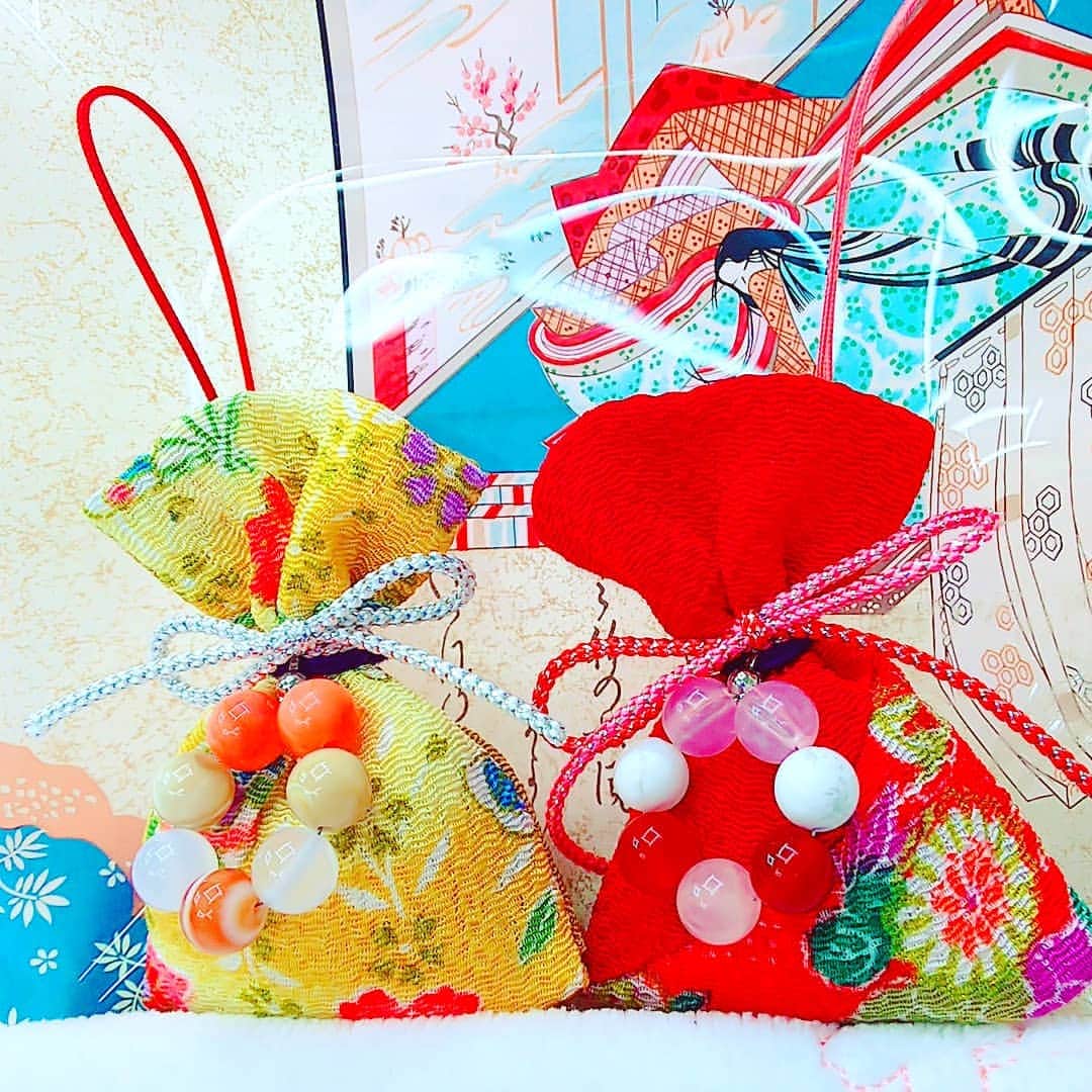 Machicoさんのインスタグラム写真 - (MachicoInstagram)「#匂い袋 を作ったよ～！ バニラの甘味とお花の香りをほんのちょっとプラスした良きかほり🌹 はるにゃん黄色でまちこは赤だあ！ パワーストーンもつけてパワーみなぎっておる！ 明日のFANJ Premium Live 2019よろしくねーん👑 #山崎はるか  #Machico #京都」4月7日 0時07分 - machico_3s25