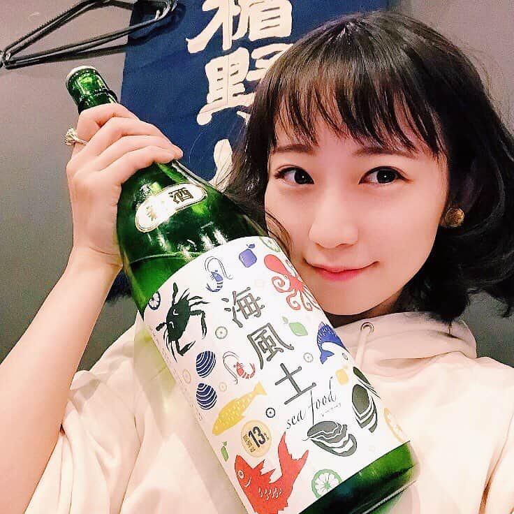 住吉史衣さんのインスタグラム写真 - (住吉史衣Instagram)「. . 新宿三丁目の裏路地には立ち飲み屋さんや大衆的な居酒屋さんが数多くあるのです😳‼️ 全国47都道府県の日本酒が飲めるというのに惹かれて入った 新宿三丁目「夢酒」 選びきれないほど沢山の日本酒とそれを丁寧に説明されたメニュー表。ラベルが壁一面に貼られた店内からは店長さんの日本酒愛を感じました✨✨ 2〜3種類からの飲み比べや、60ml,120mlからなど少ない量でいろんな種類を楽しむ飲み方があって量は飲めないけど種類は飲みたい私みたいな人にも最高なお店でした❣️ おつまみもどれも美味しくて“タコの唐揚げ”はおかわりしてしまったくらい💕“牛タンポン酢”もサッパリいただけて、“ホタルイカ沖漬け”はもう日本酒には定番の相性と美味しさでした🤤🤤👍 ここも行きたいあそこも行きたいだったのでまた近いうちに繰り出そうかと思います♪ . . #新宿 #新宿三丁目 夢酒  #飲み屋 #裏路地 #路地裏 #ふーみん食べ歩き #食べ歩き  #酒場 #大衆居酒屋 #大衆酒場 #居酒屋 #立ち飲み #はしご酒  #日本酒 #日本酒女子 #日本酒好き #日本酒好きな人と繋がりたい  #飲み比べ #晩酌 #グルメ女子 #オサケジョシ #sakemake  #ポン酒タグラム #飲酒タグラム #sakekanpai  #清酒 #일본술 #japanesesake #ホタルイカ #牛タン .」4月7日 0時07分 - fumie_0426